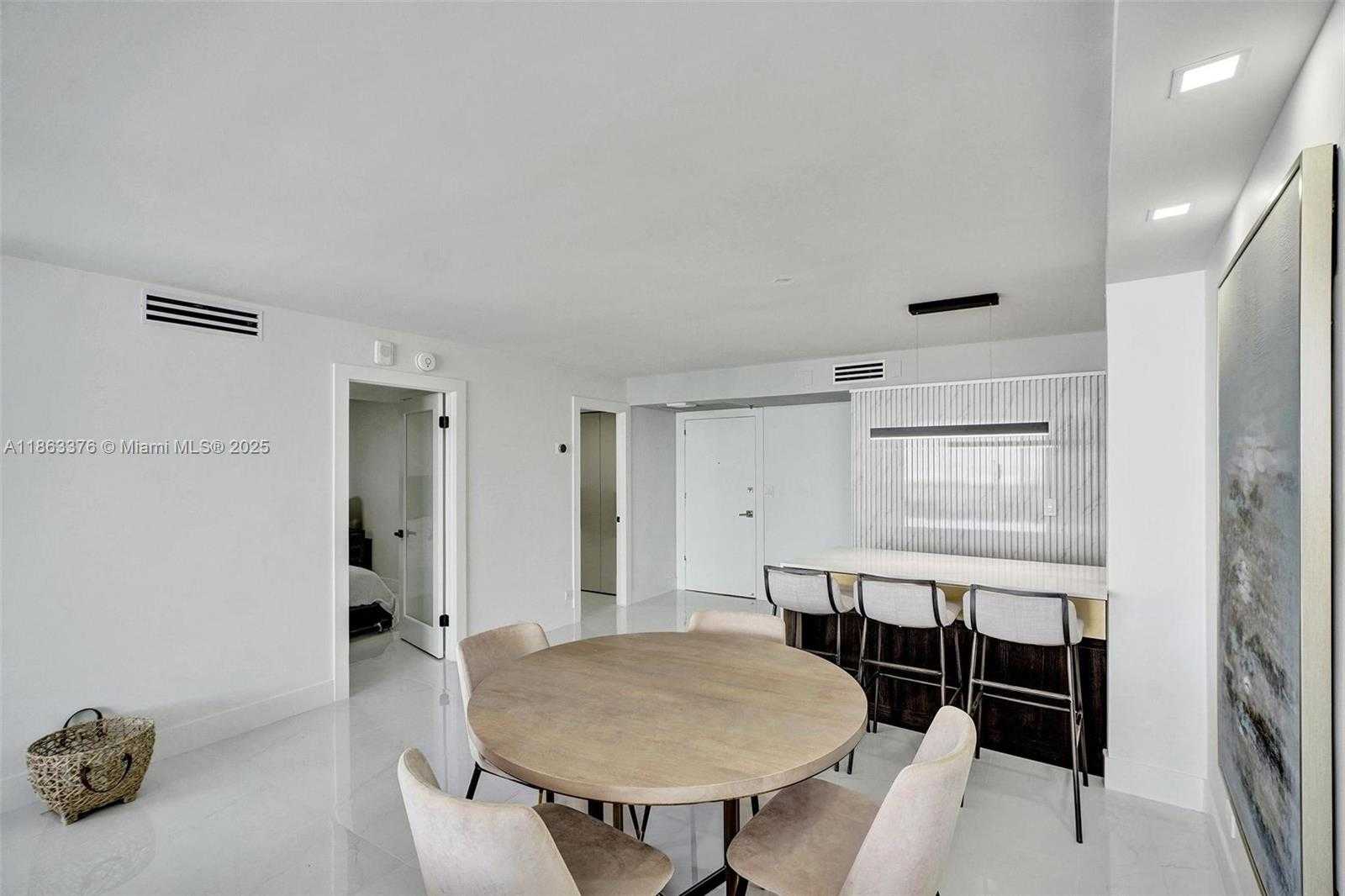Small Image of 6039 COLLINS AVE #1736, Miami Beach Number 10