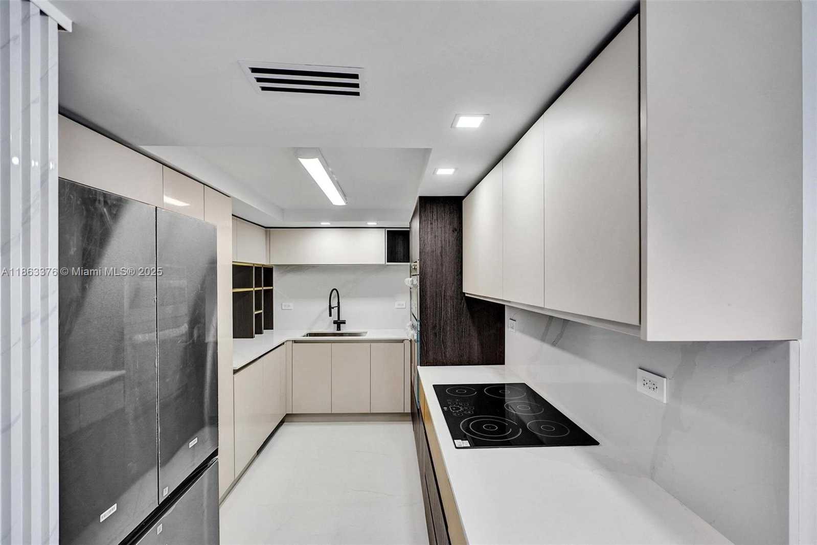 Small Image of 6039 COLLINS AVE #1736, Miami Beach Number 14