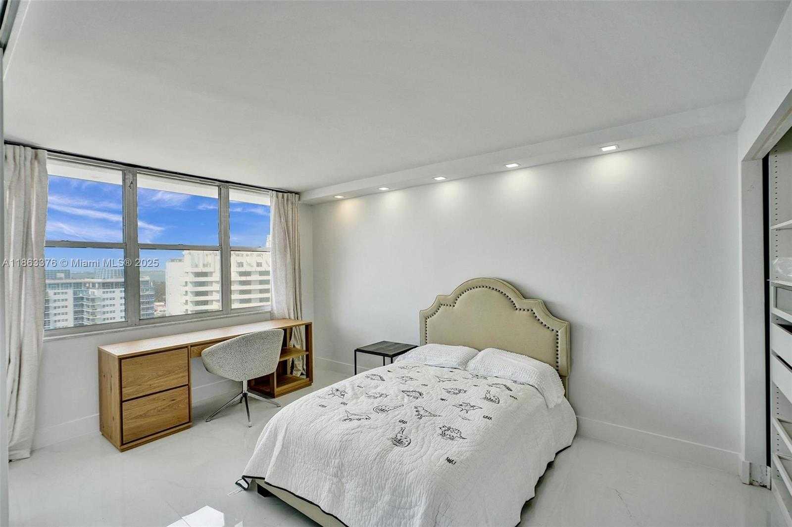 Small Image of 6039 COLLINS AVE #1736, Miami Beach Number 20