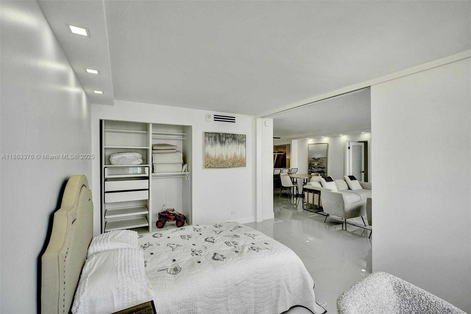 Small Image of 6039 COLLINS AVE #1736, Miami Beach Number 22