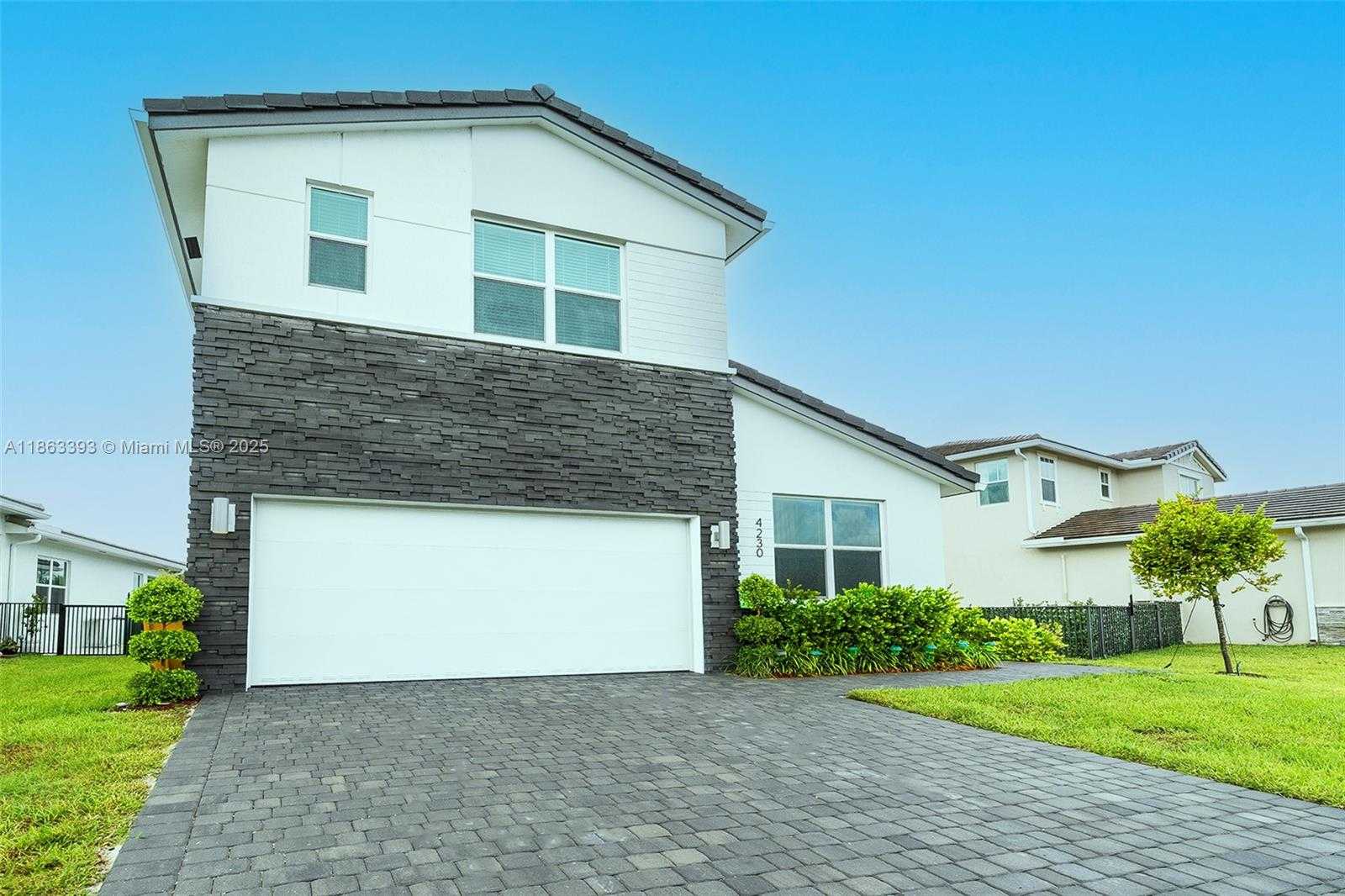 Small Image of 4230 ROSA DR, Deerfield Beach Number 2