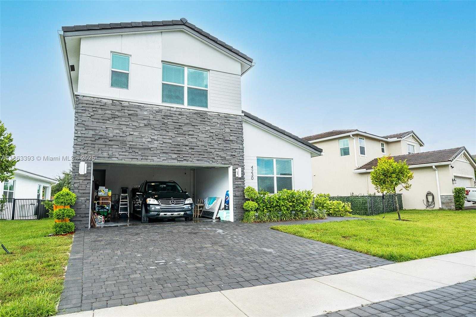Small Image of 4230 ROSA DR, Deerfield Beach Number 3
