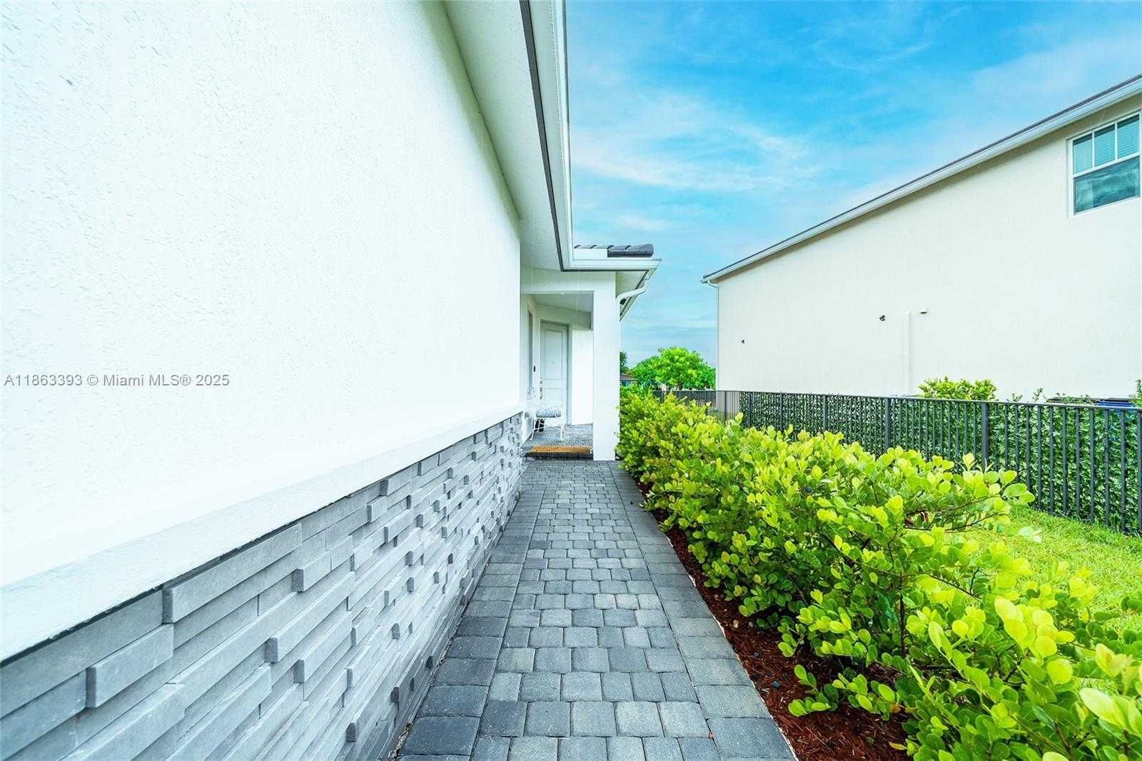 Small Image of 4230 ROSA DR, Deerfield Beach Number 4