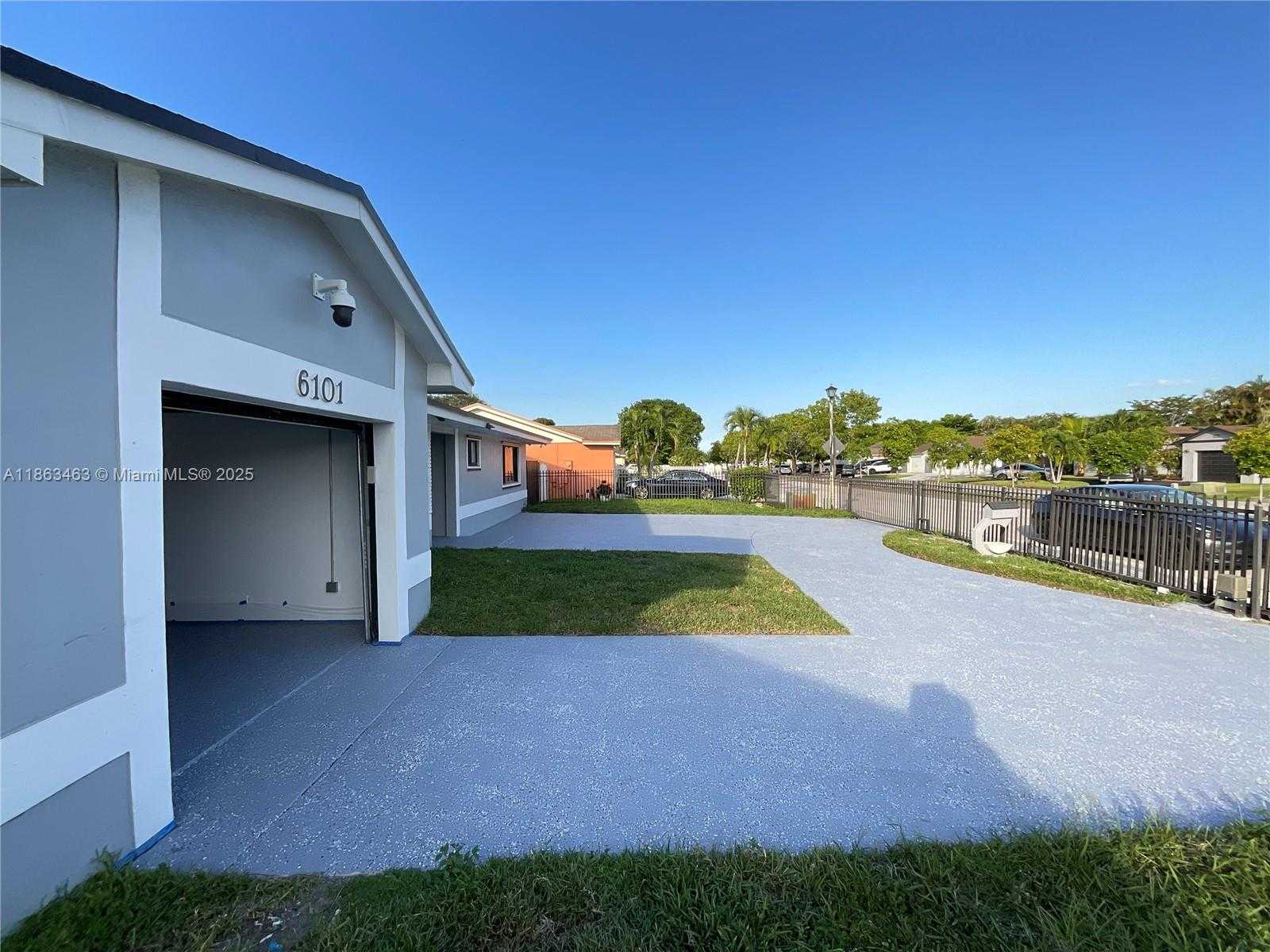 Small Image of 6101 NORTH WEST 199TH ST, Hialeah Number 26