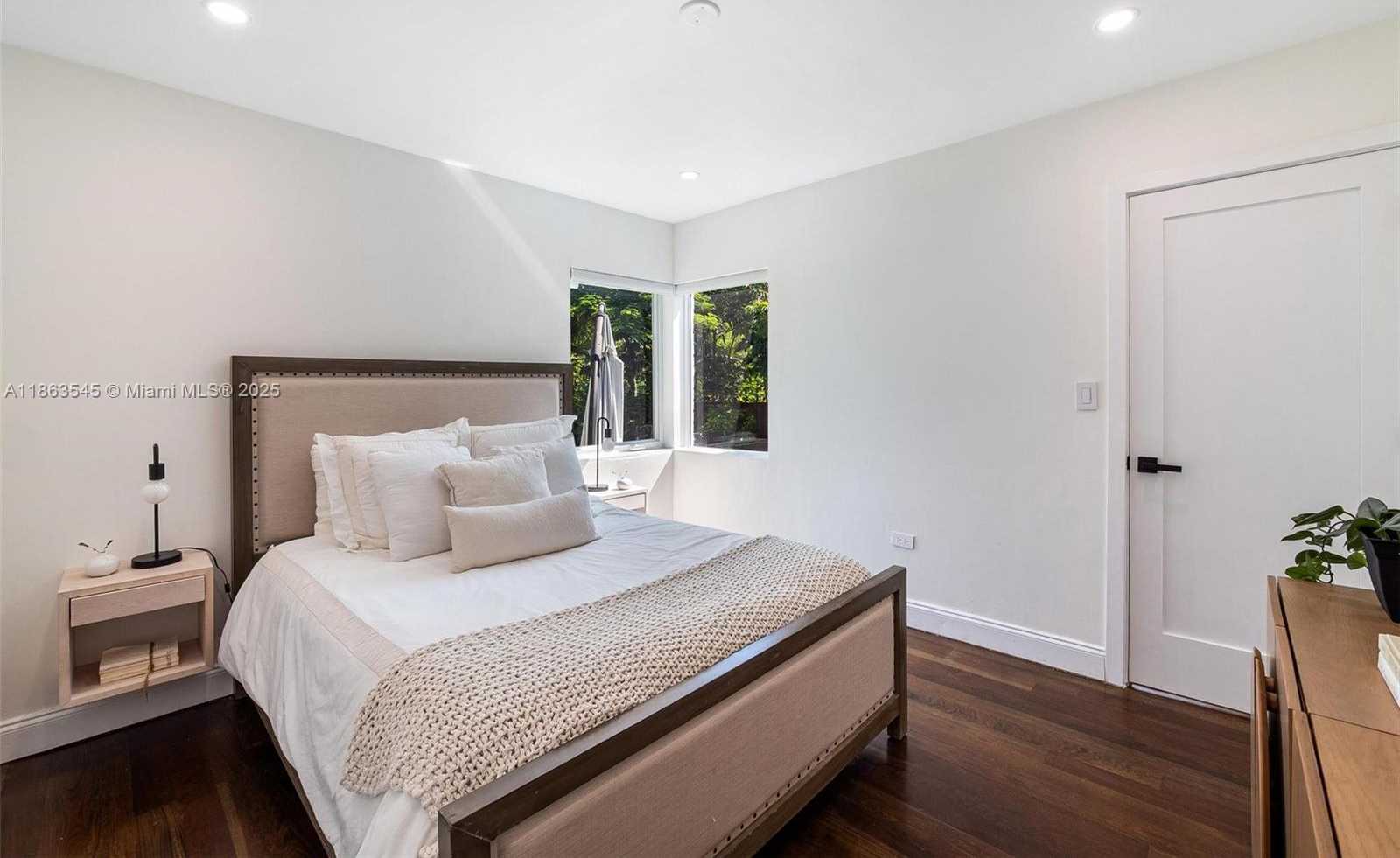 Small Image of 945 NORTH EAST 82ND ST, Miami Number 23