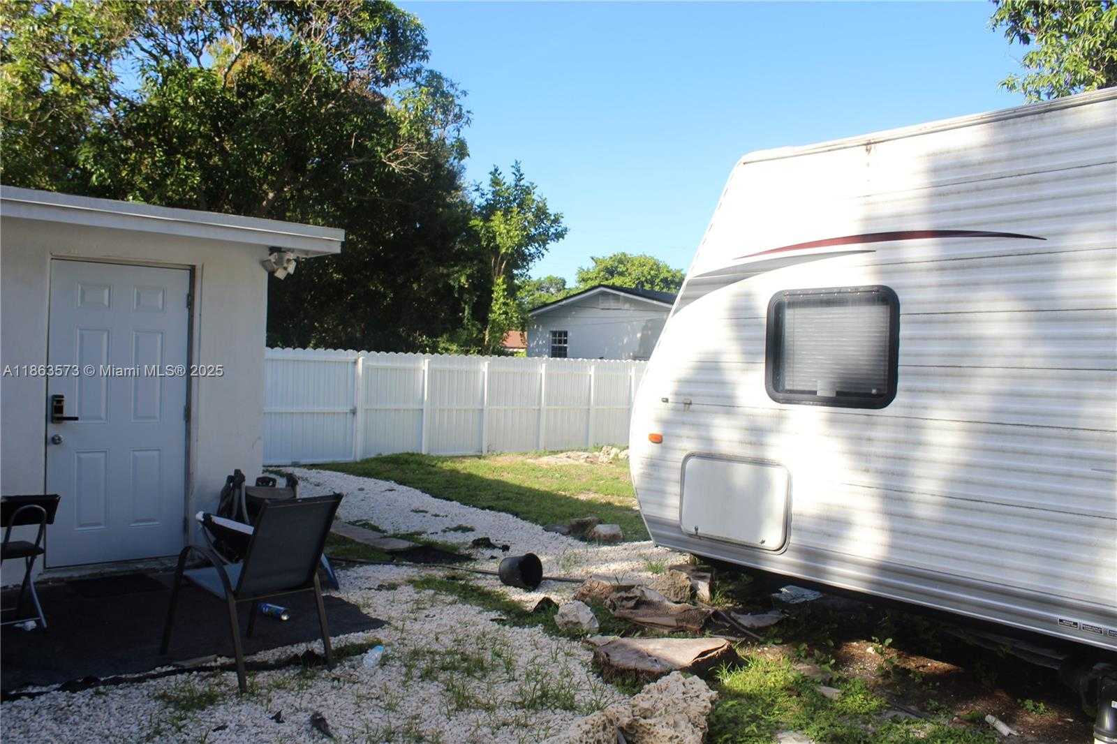 Small Image of 28 NORTH EAST 164TH ST, Miami Number 14