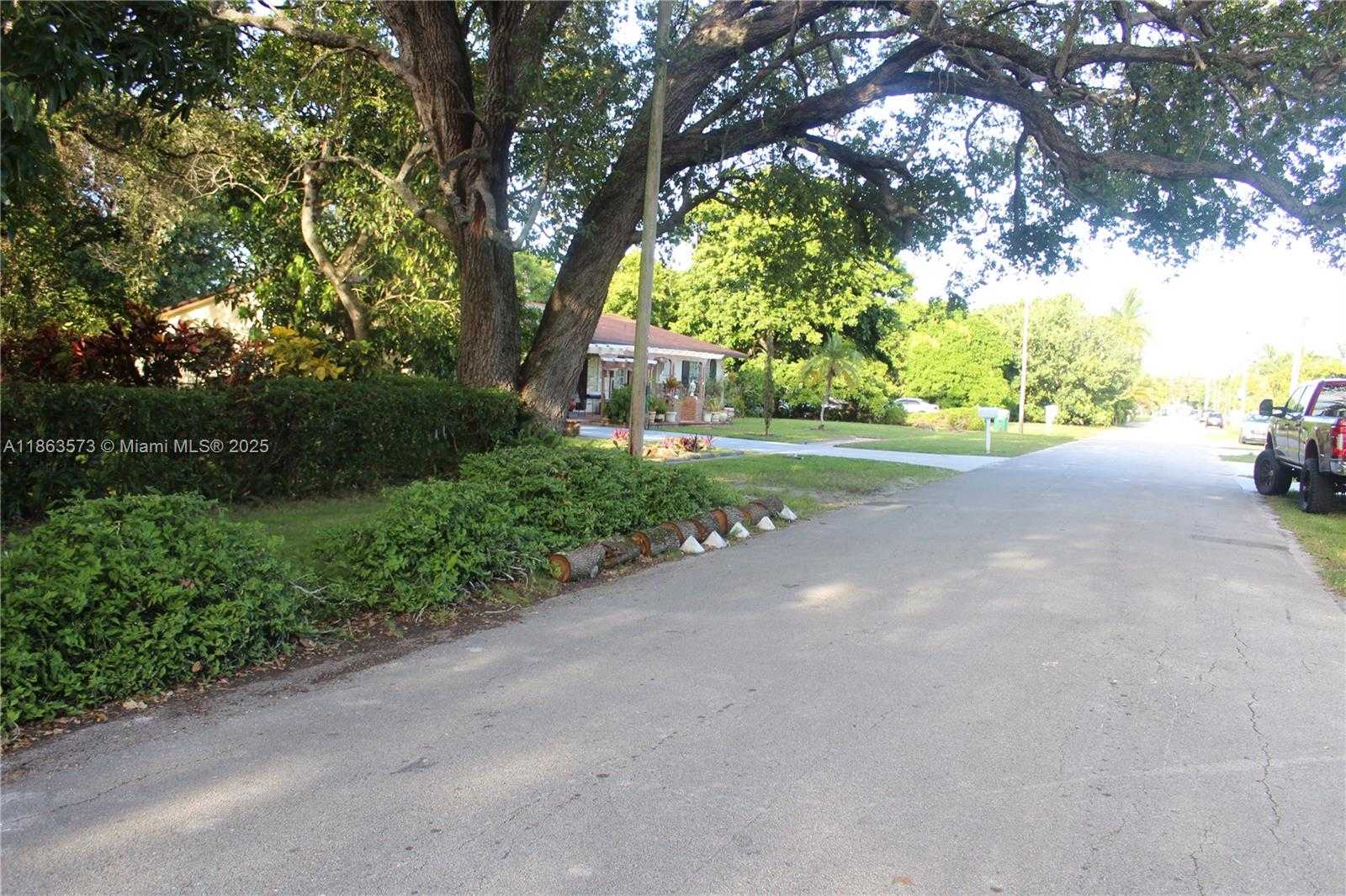 Small Image of 28 NORTH EAST 164TH ST, Miami Number 15