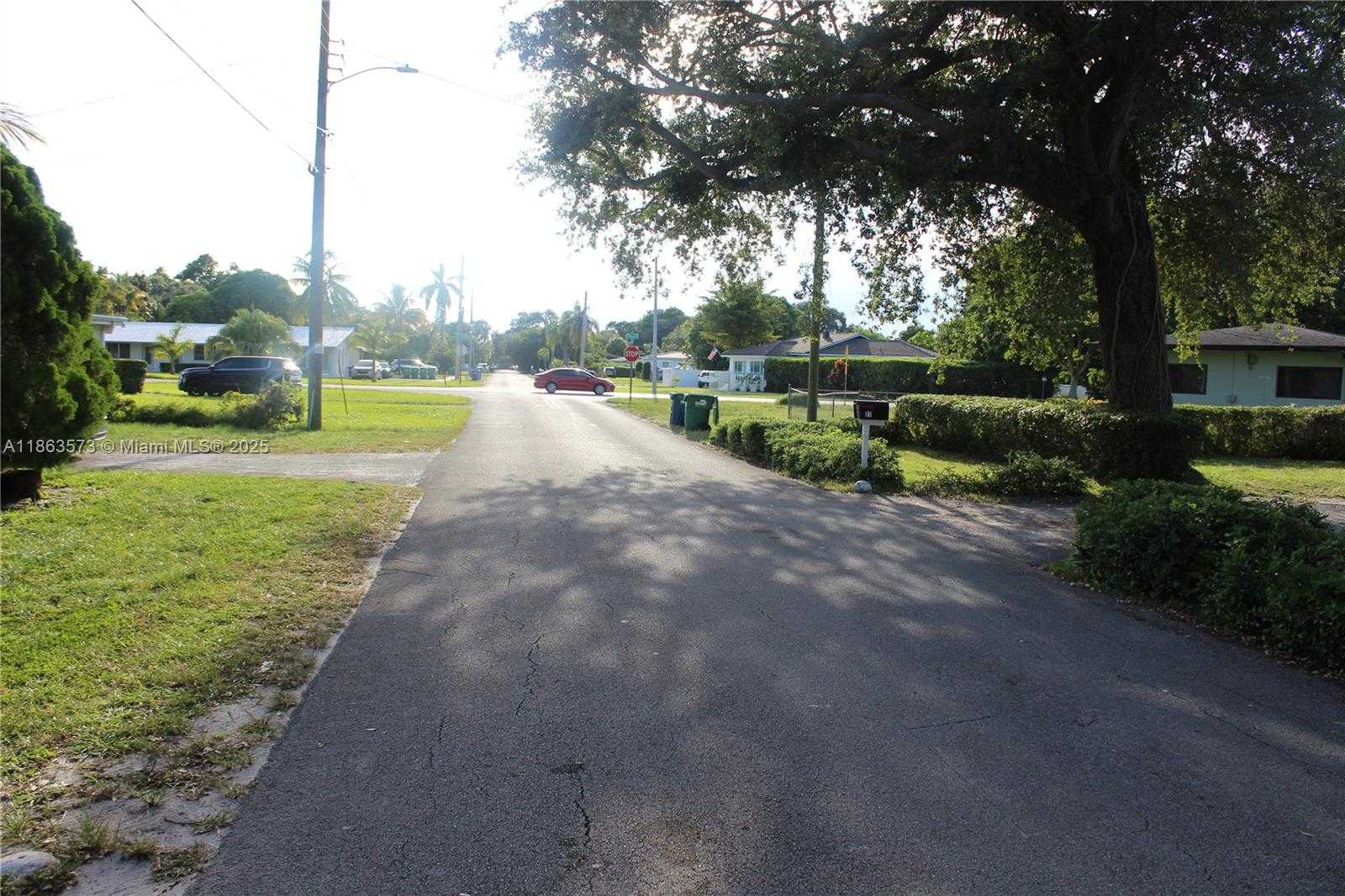 Small Image of 28 NORTH EAST 164TH ST, Miami Number 16