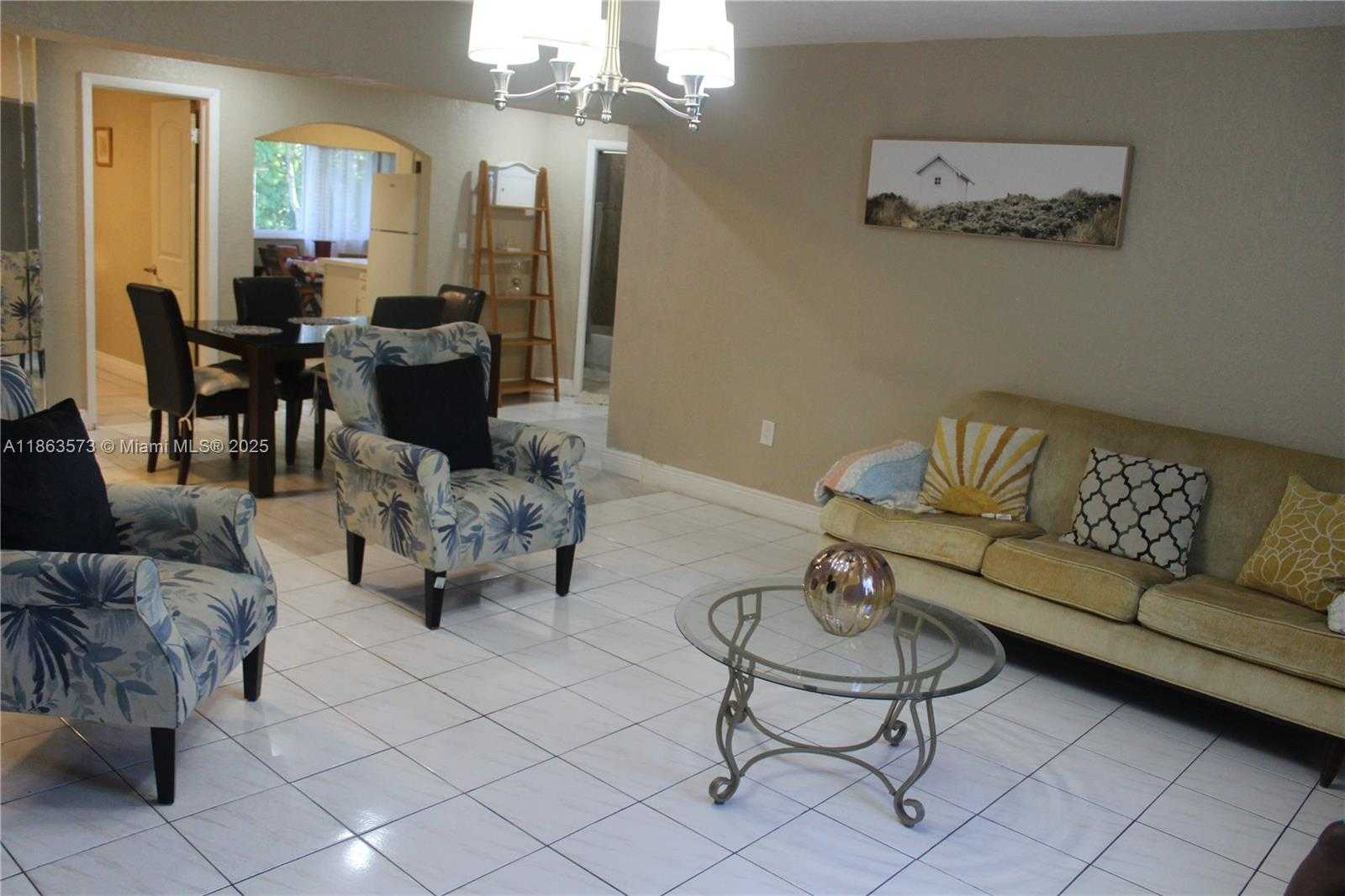 Small Image of 28 NORTH EAST 164TH ST, Miami Number 4