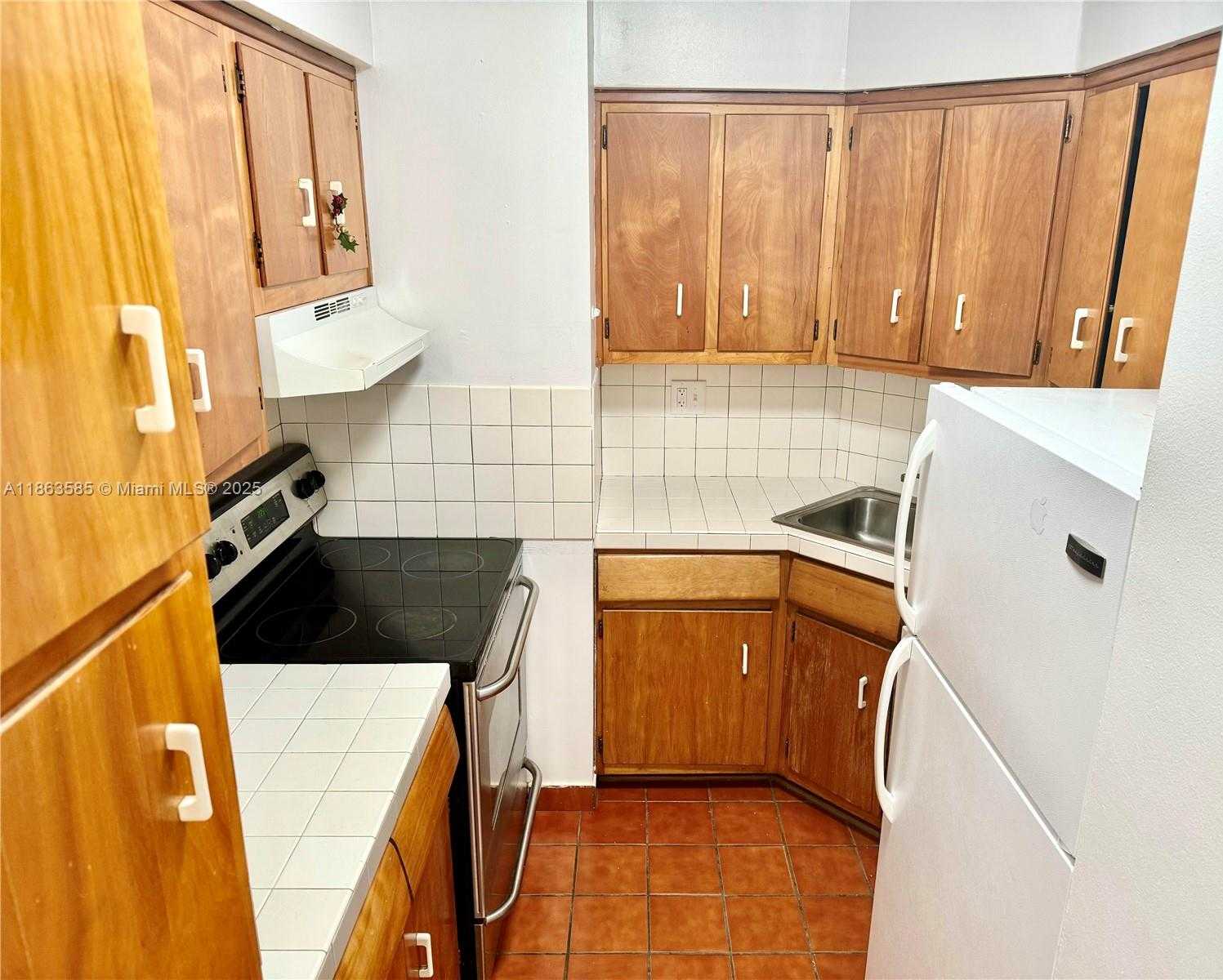 Small Image of 1430 BRICKELL BAY DR #301, Miami Number 7