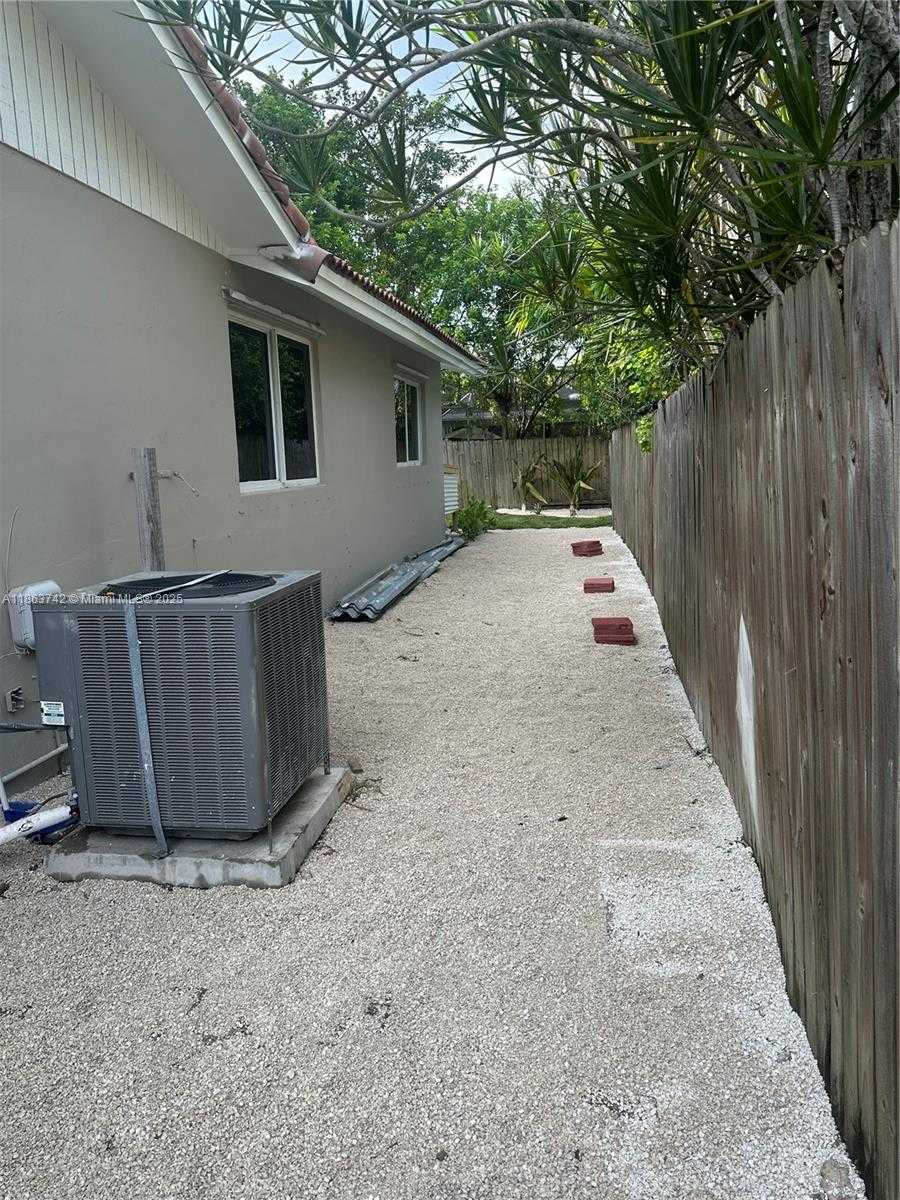 Small Image of 10805 SOUTH WEST 165TH TER, Miami Number 27