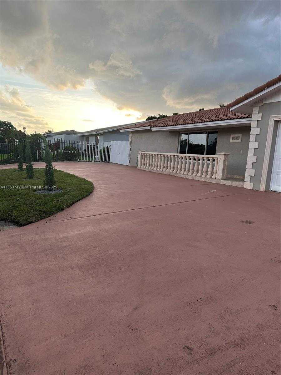 Small Image of 10805 SOUTH WEST 165TH TER, Miami Number 31