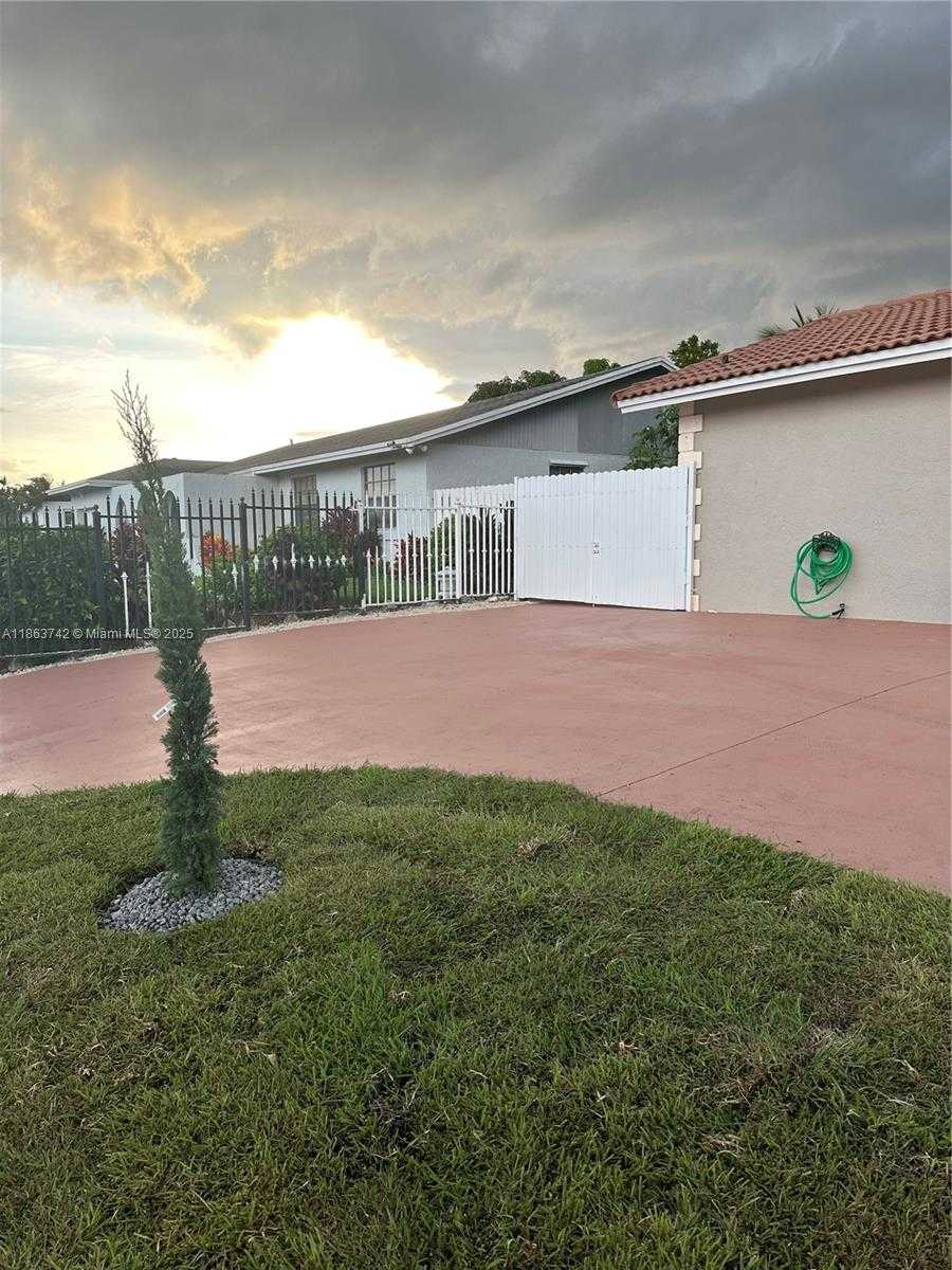 Small Image of 10805 SOUTH WEST 165TH TER, Miami Number 38