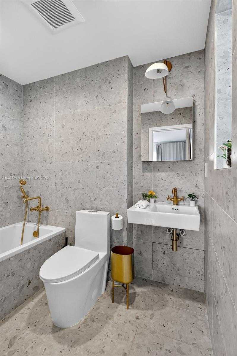 Small Image of 2095 KEYSTONE BLVD #2095, North Miami Number 23