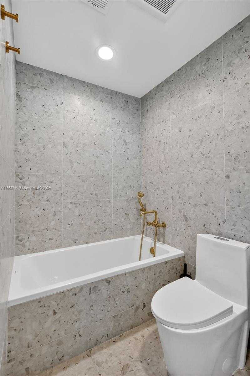 Small Image of 2095 KEYSTONE BLVD #2095, North Miami Number 24
