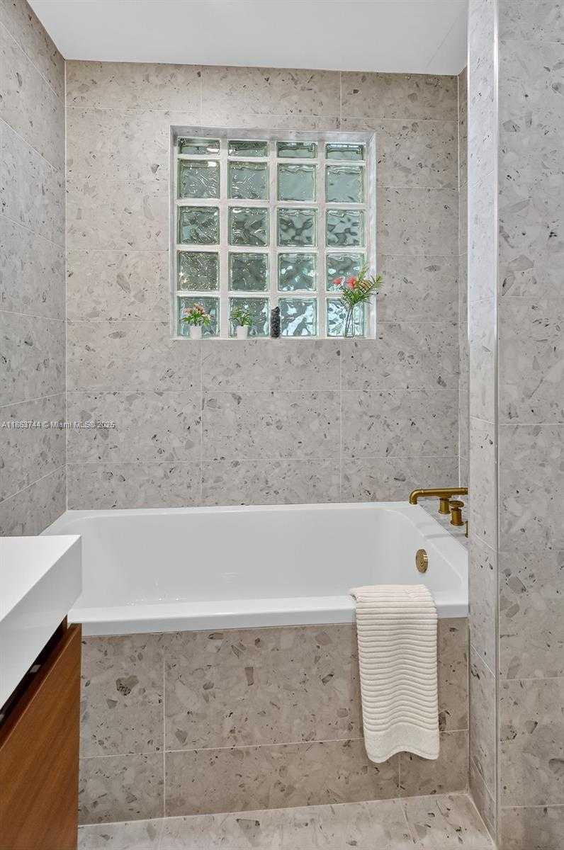 Small Image of 2095 KEYSTONE BLVD #2095, North Miami Number 26