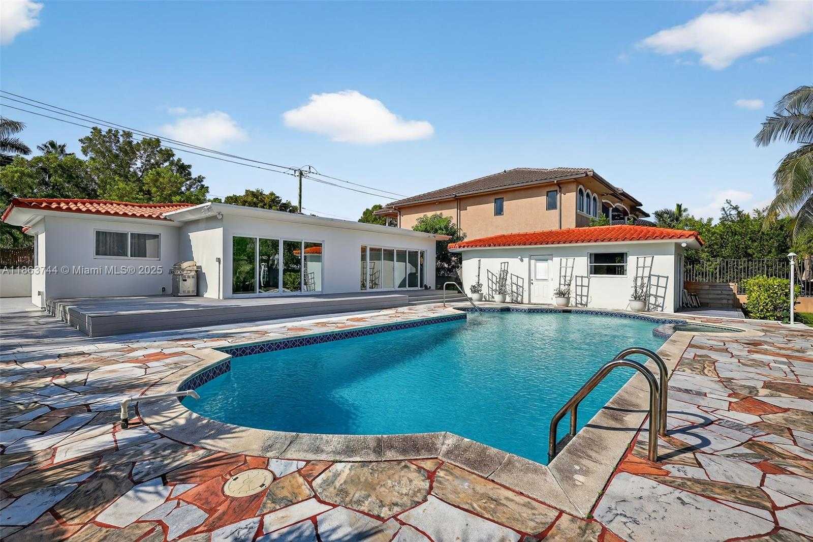 Small Image of 2095 KEYSTONE BLVD #2095, North Miami Number 45