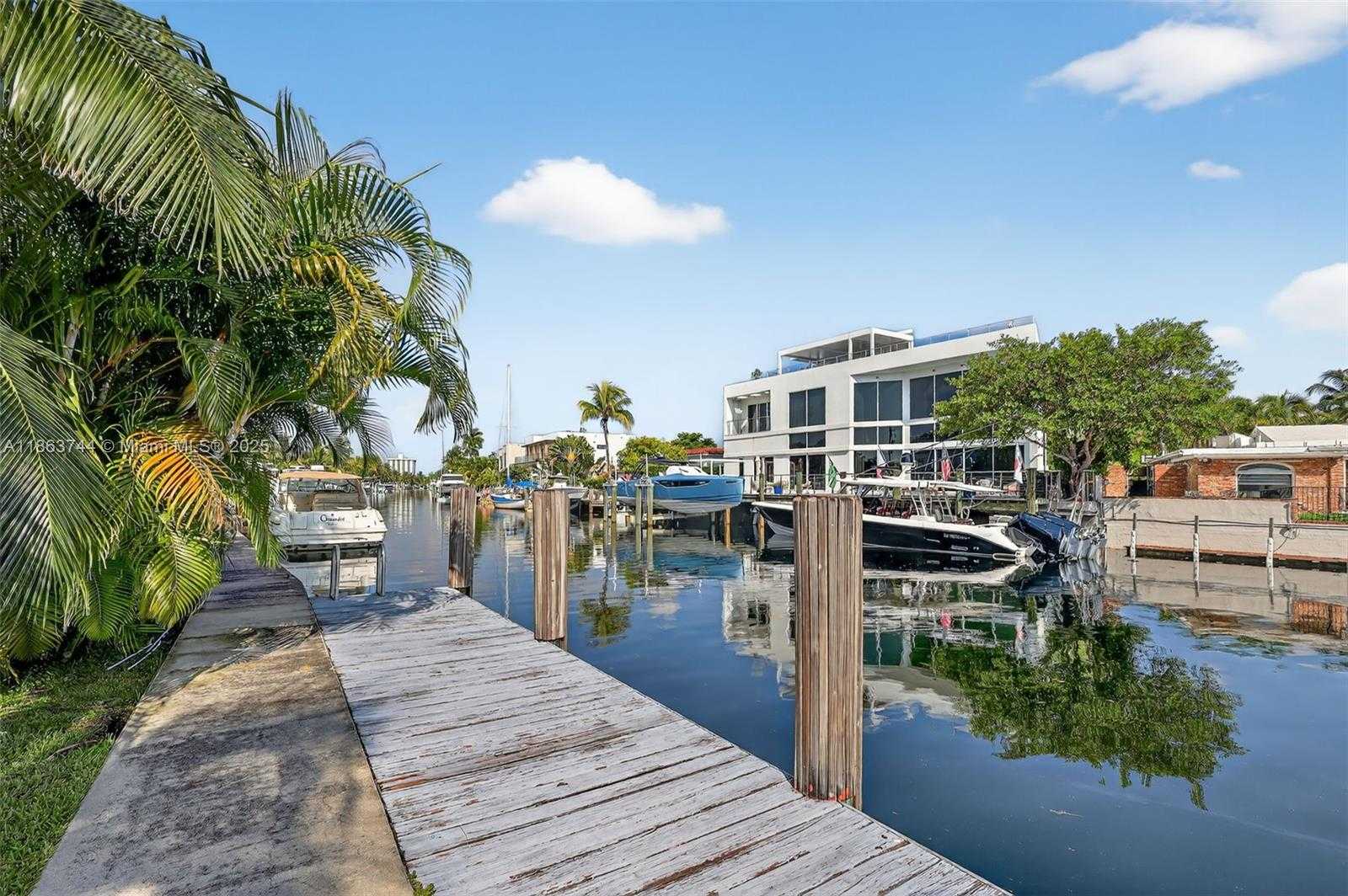 Small Image of 2095 KEYSTONE BLVD #2095, North Miami Number 49