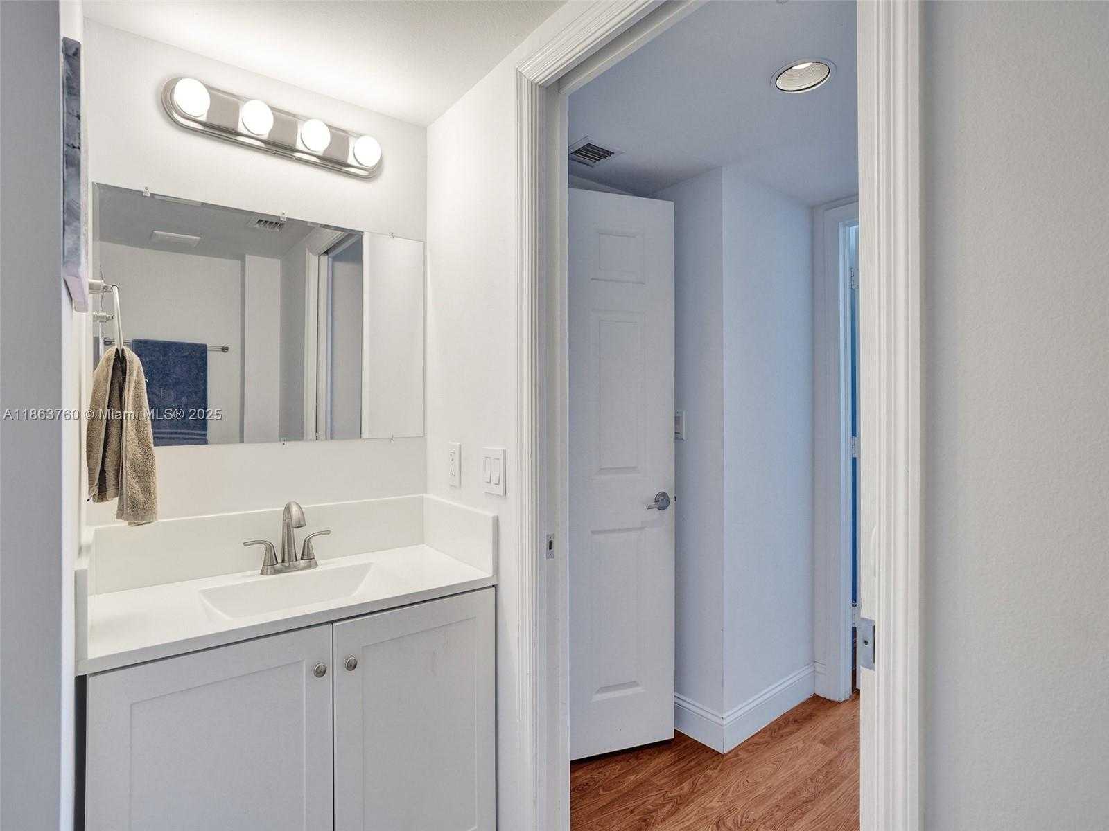 Small Image of 1155 BRICKELL BAY DR #3203, Miami Number 21