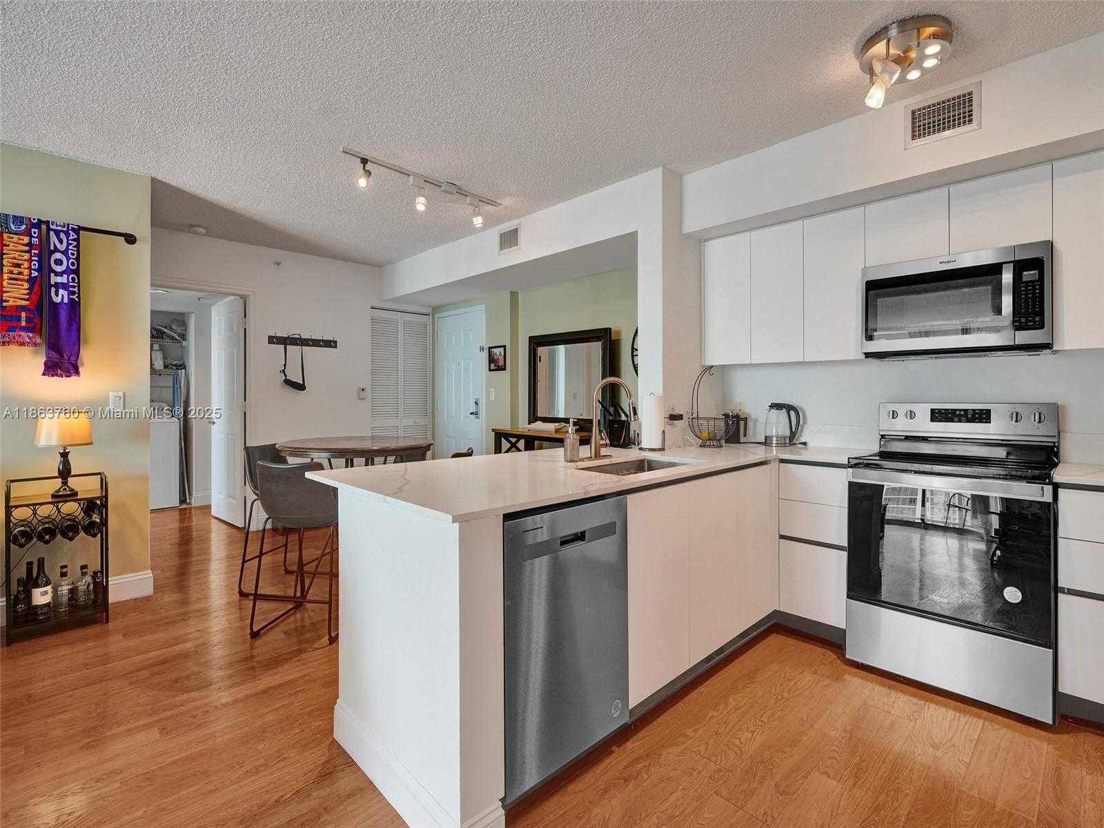 Small Image of 1155 BRICKELL BAY DR #3203, Miami Number 23