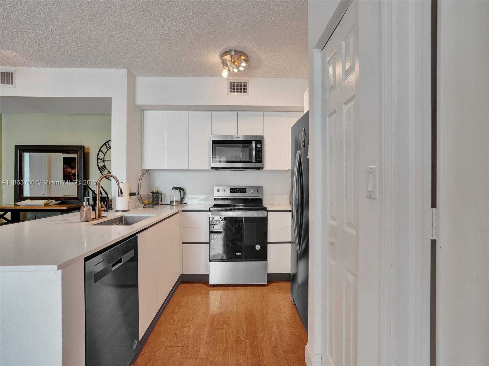 Small Image of 1155 BRICKELL BAY DR #3203, Miami Number 4