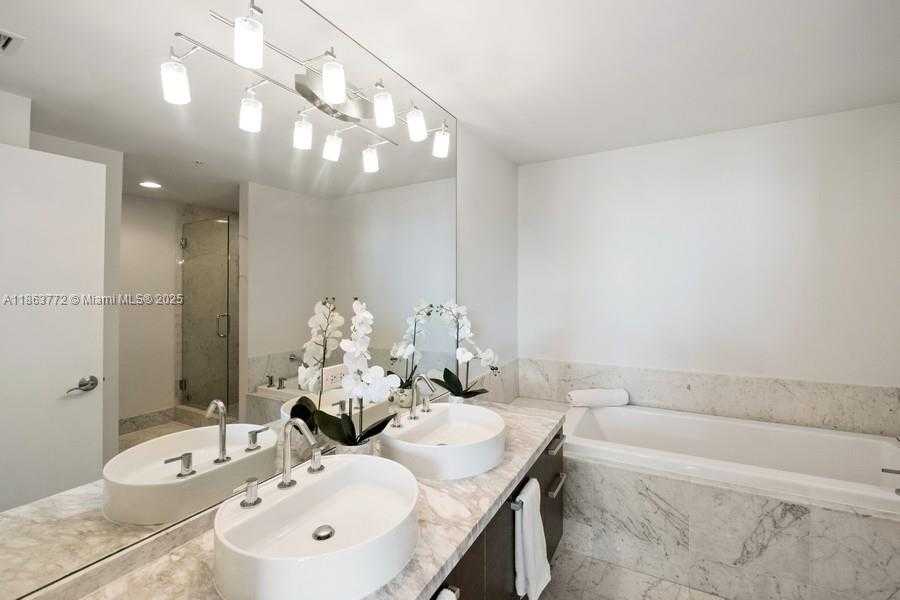 Small Image of 244 BISCAYNE BLVD #4704, Miami Number 16