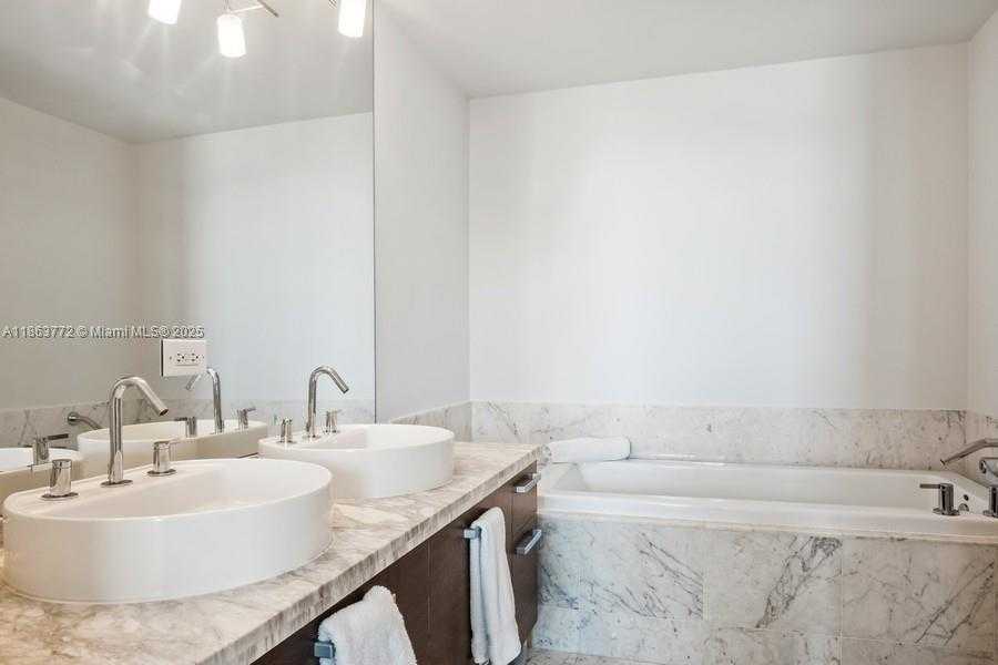 Small Image of 244 BISCAYNE BLVD #4704, Miami Number 18
