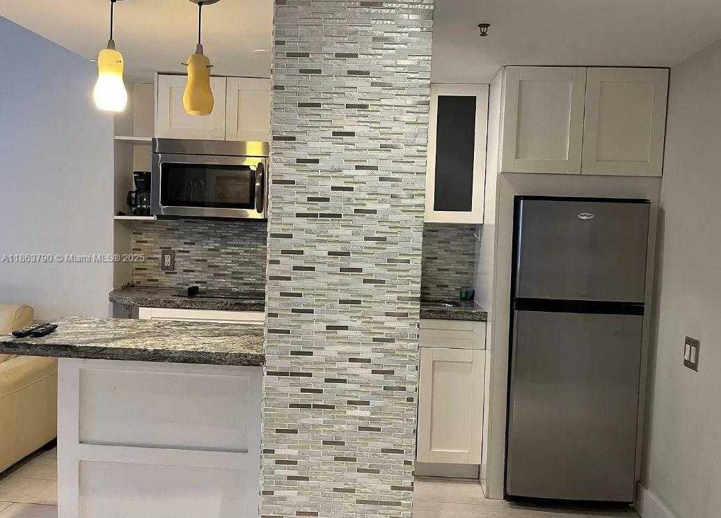 Small Image of 100 COLLINS AVE #208, Miami Beach Number 3
