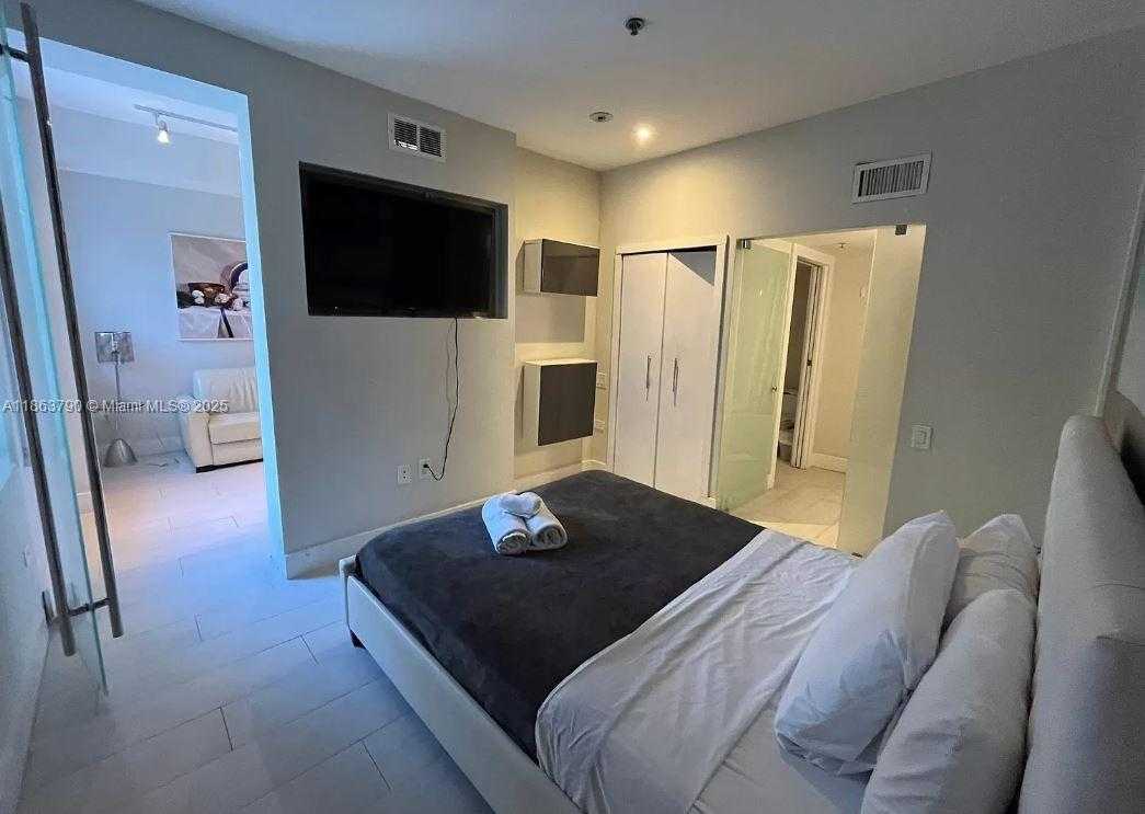 Small Image of 100 COLLINS AVE #208, Miami Beach Number 5
