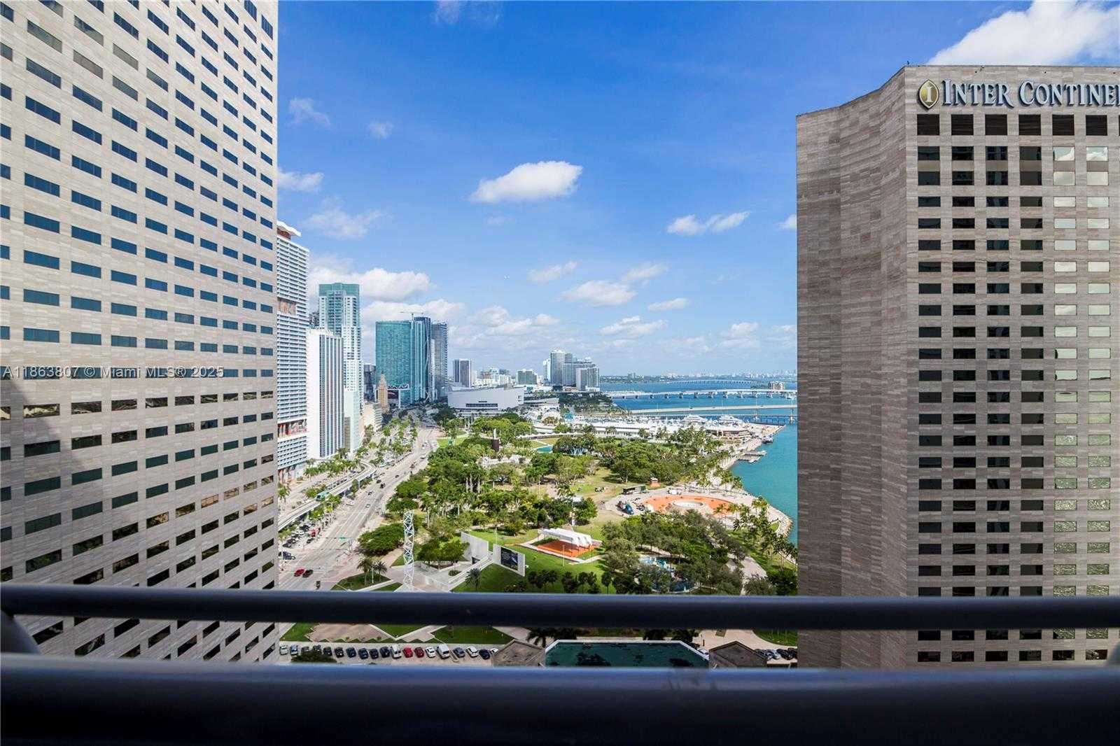 Small Image of 325 Biscayne Blvd, Miami, FL 33131, USA Number 10