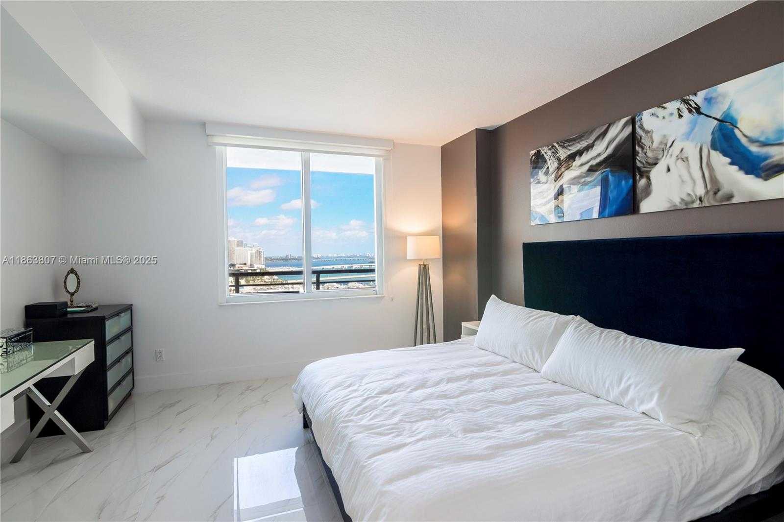 Small Image of 325 Biscayne Blvd, Miami, FL 33131, USA Number 11