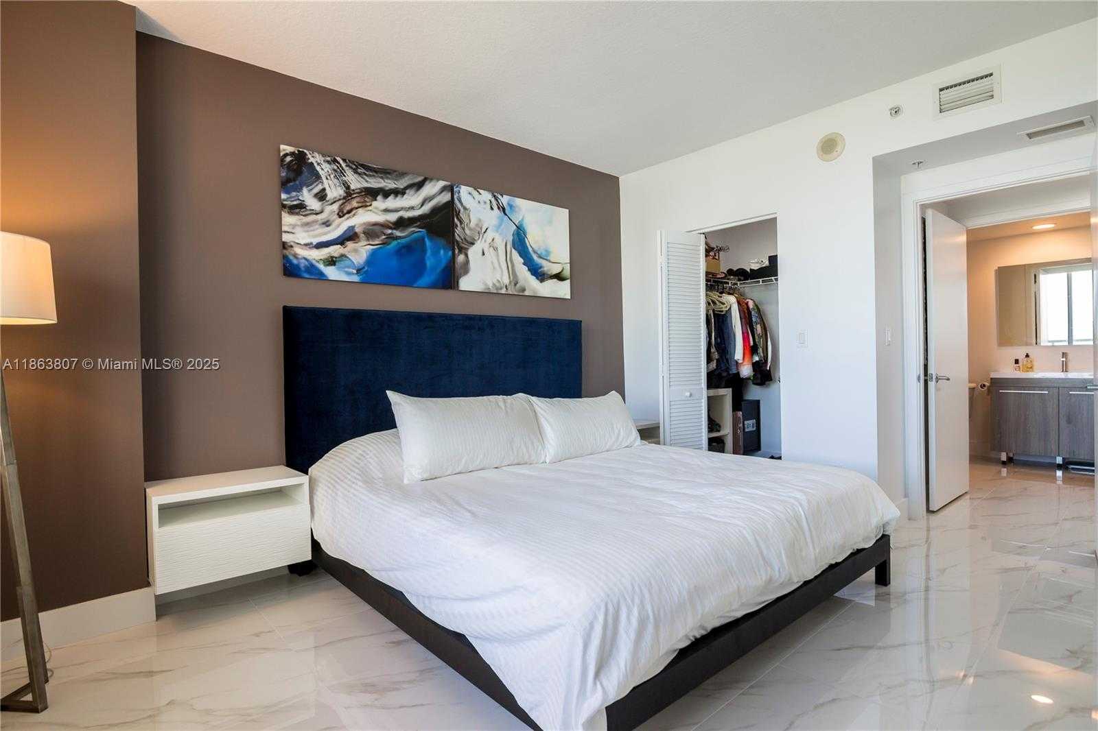 Small Image of 325 Biscayne Blvd, Miami, FL 33131, USA Number 12