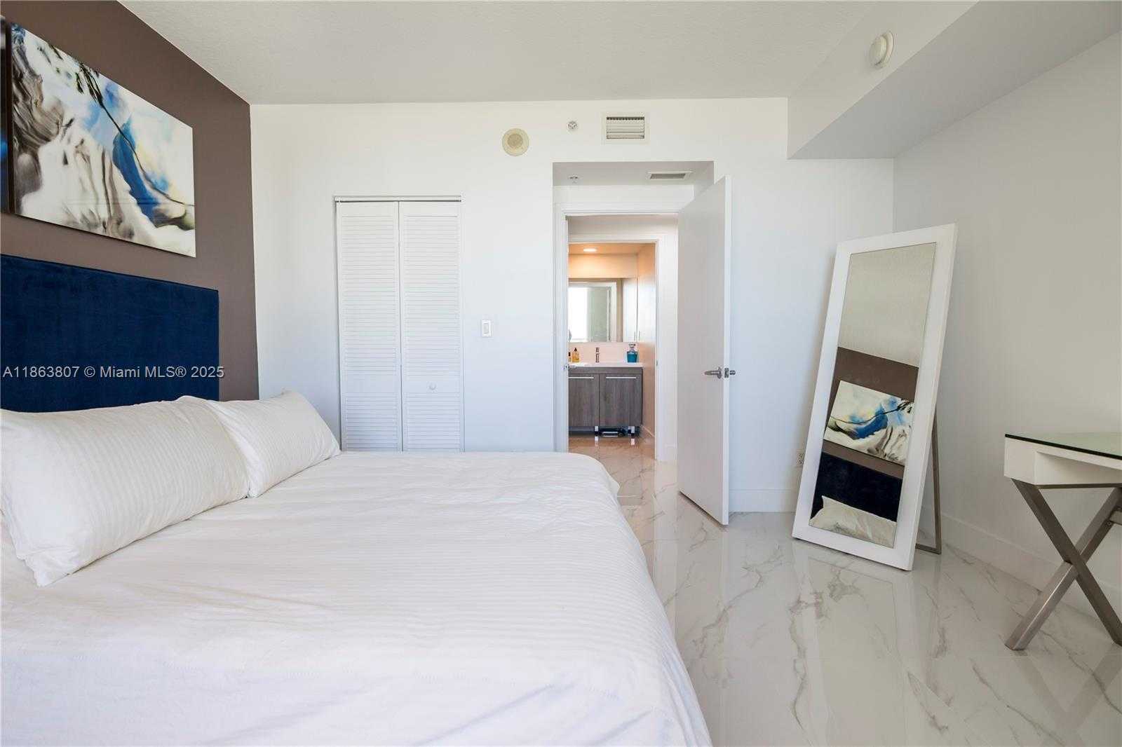 Small Image of 325 Biscayne Blvd, Miami, FL 33131, USA Number 13