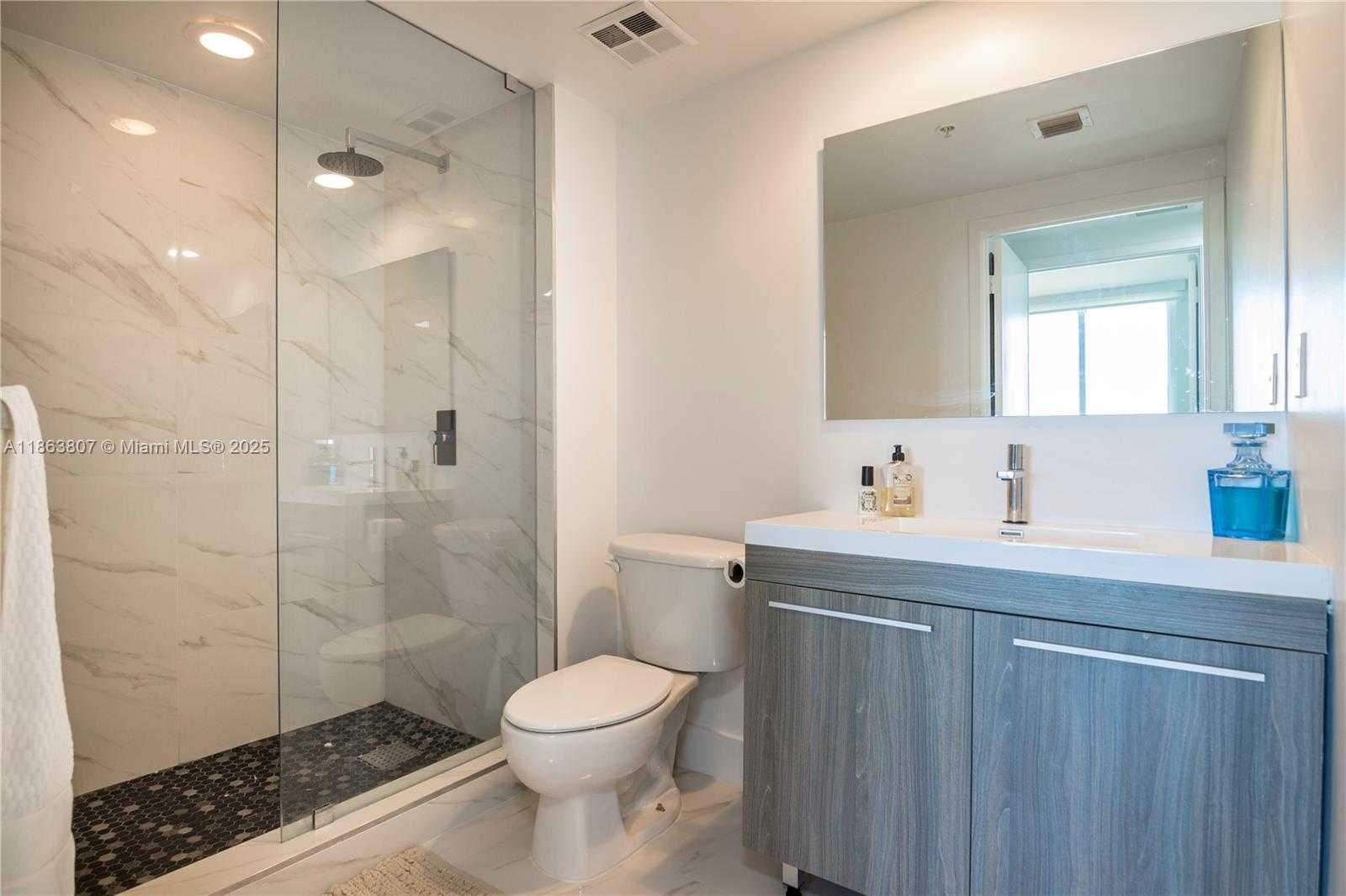 Small Image of 325 Biscayne Blvd, Miami, FL 33131, USA Number 14