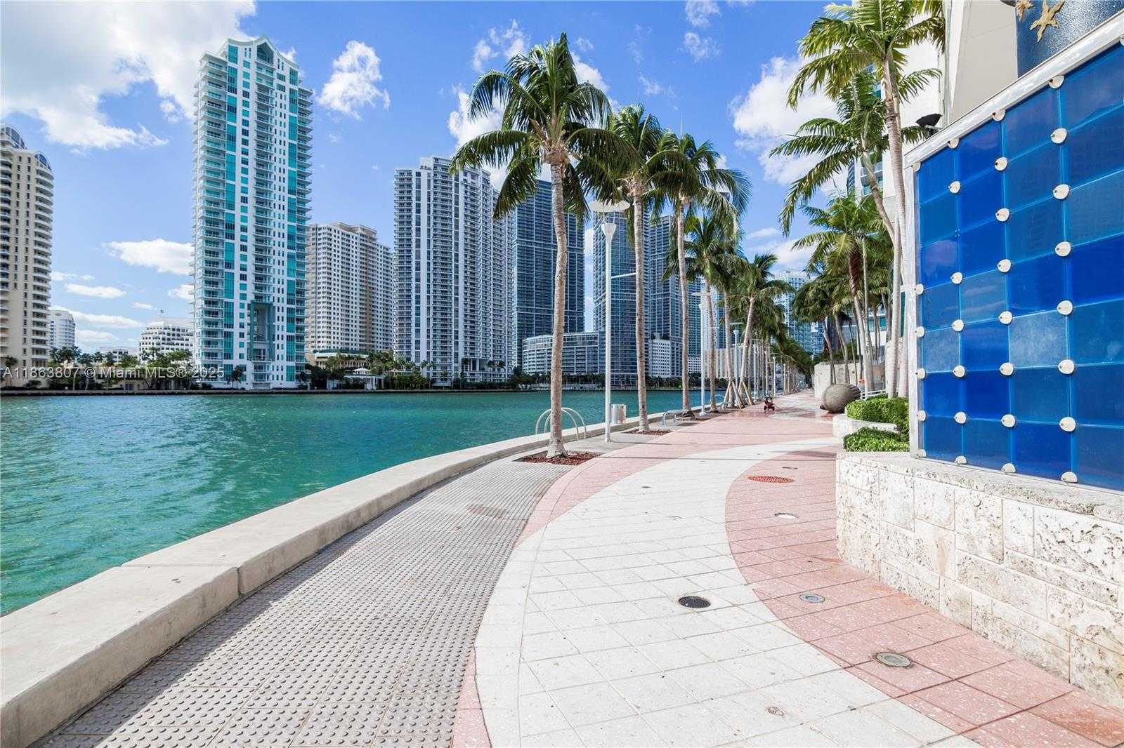 Small Image of 325 Biscayne Blvd, Miami, FL 33131, USA Number 15