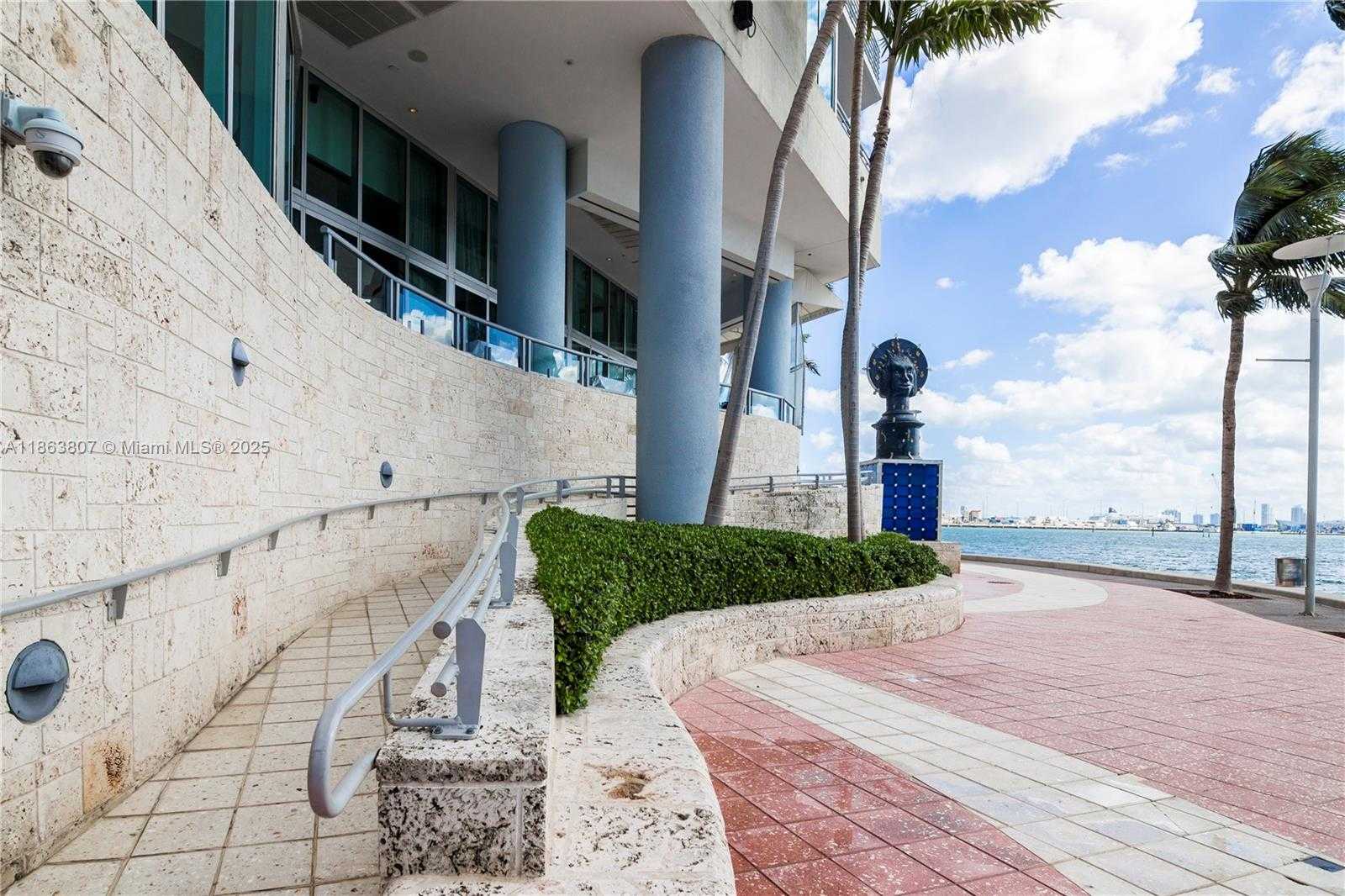Small Image of 325 Biscayne Blvd, Miami, FL 33131, USA Number 16