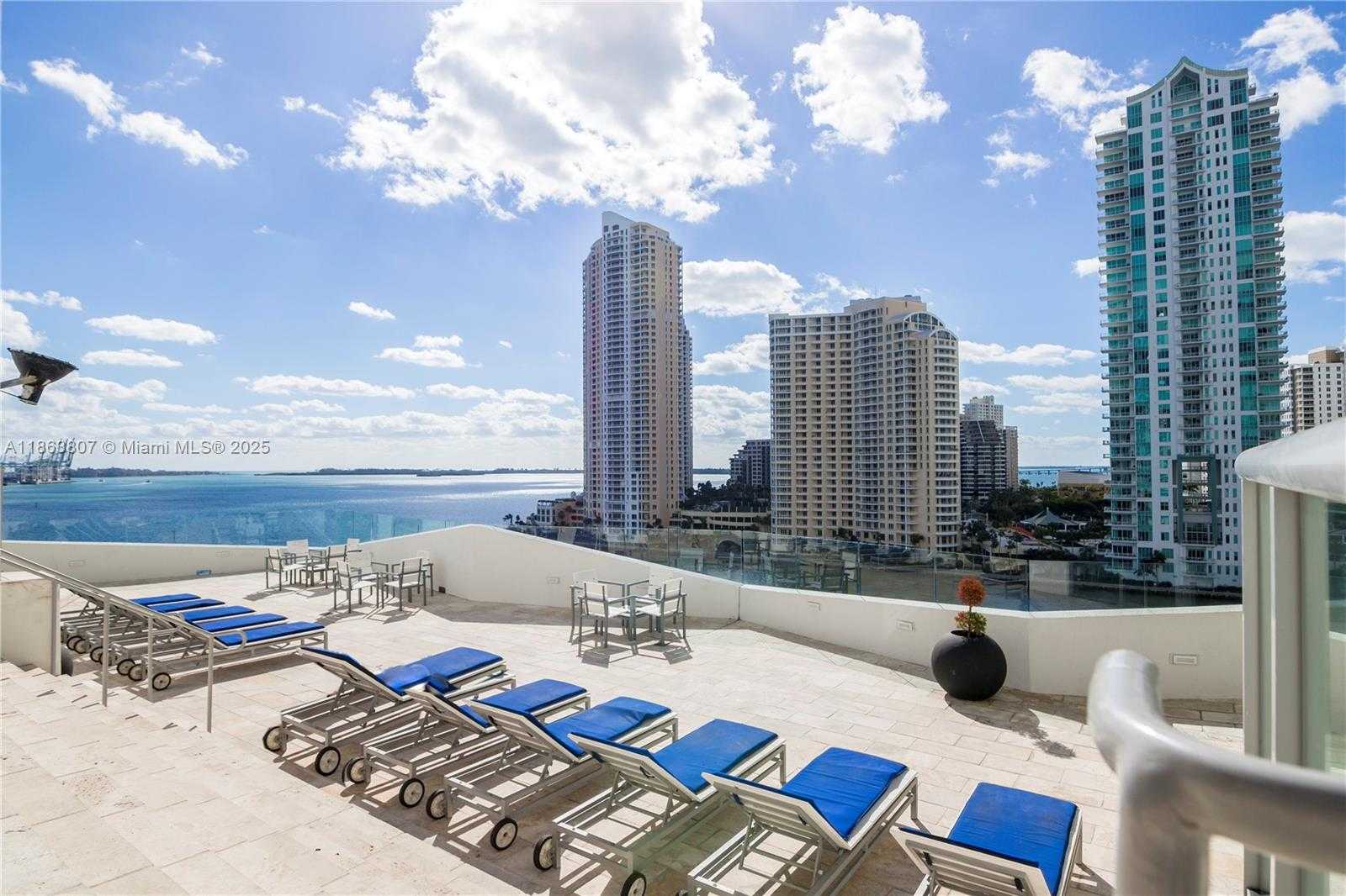 Small Image of 325 Biscayne Blvd, Miami, FL 33131, USA Number 17