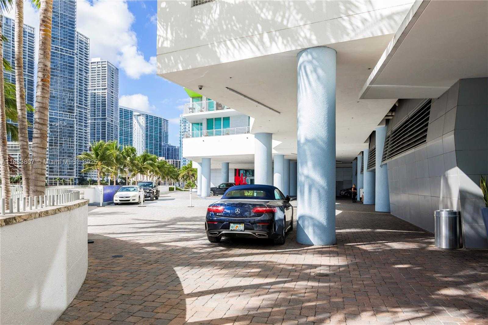 Small Image of 325 Biscayne Blvd, Miami, FL 33131, USA Number 18