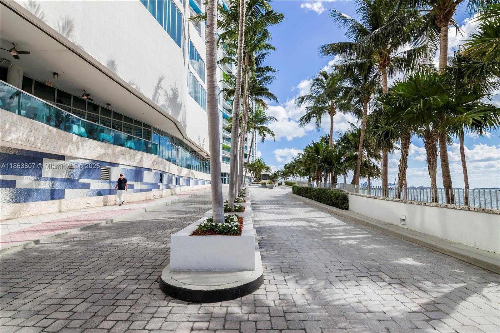 Small Image of 325 Biscayne Blvd, Miami, FL 33131, USA Number 19