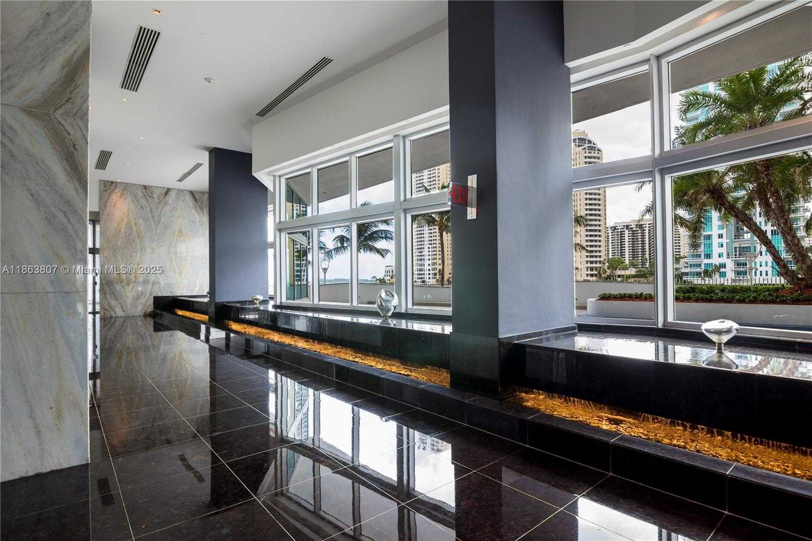 Small Image of 325 Biscayne Blvd, Miami, FL 33131, USA Number 2
