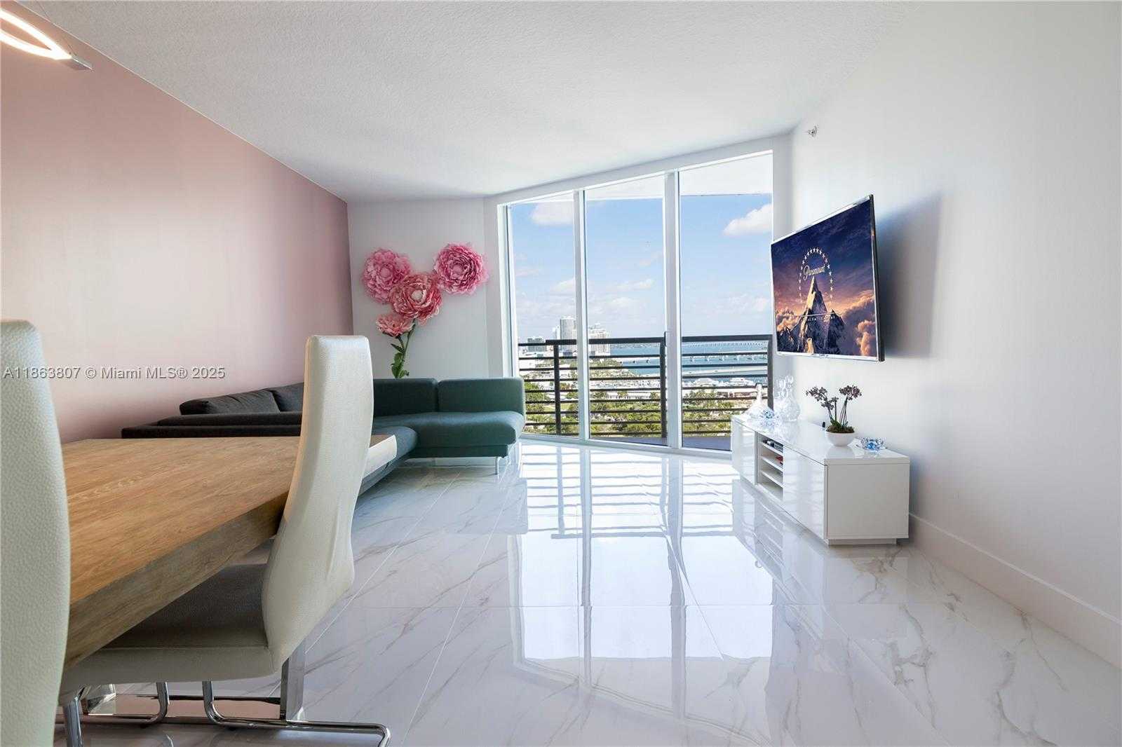Small Image of 325 Biscayne Blvd, Miami, FL 33131, USA Number 3