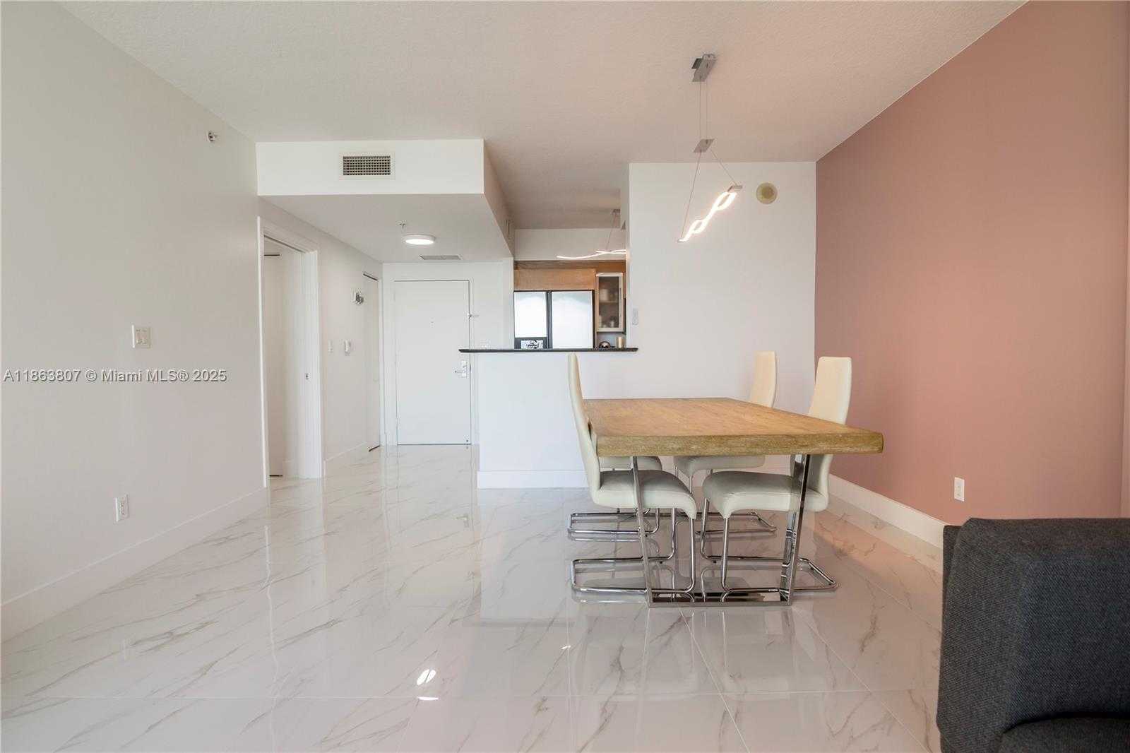 Small Image of 325 Biscayne Blvd, Miami, FL 33131, USA Number 4