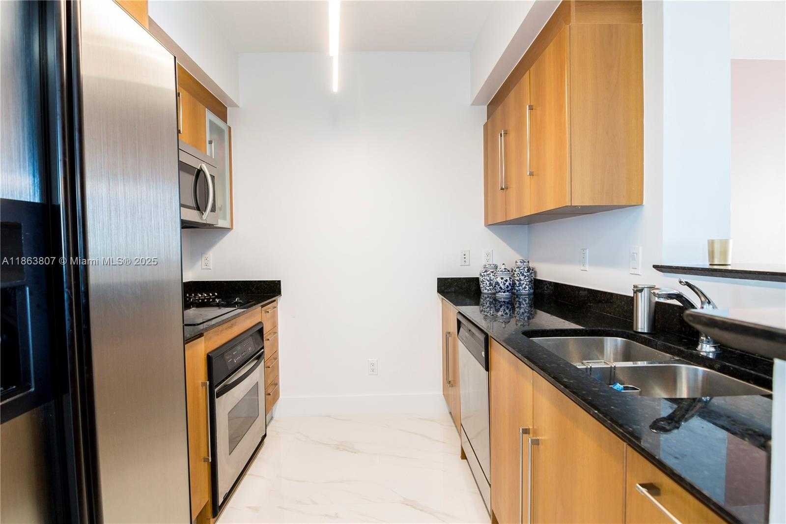 Small Image of 325 Biscayne Blvd, Miami, FL 33131, USA Number 5