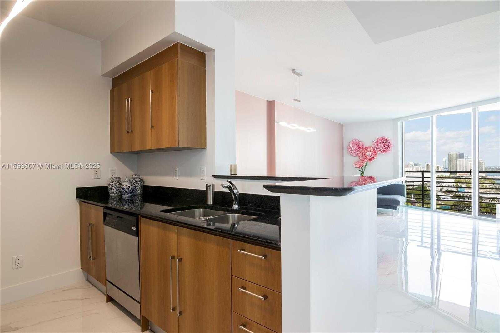 Small Image of 325 Biscayne Blvd, Miami, FL 33131, USA Number 6