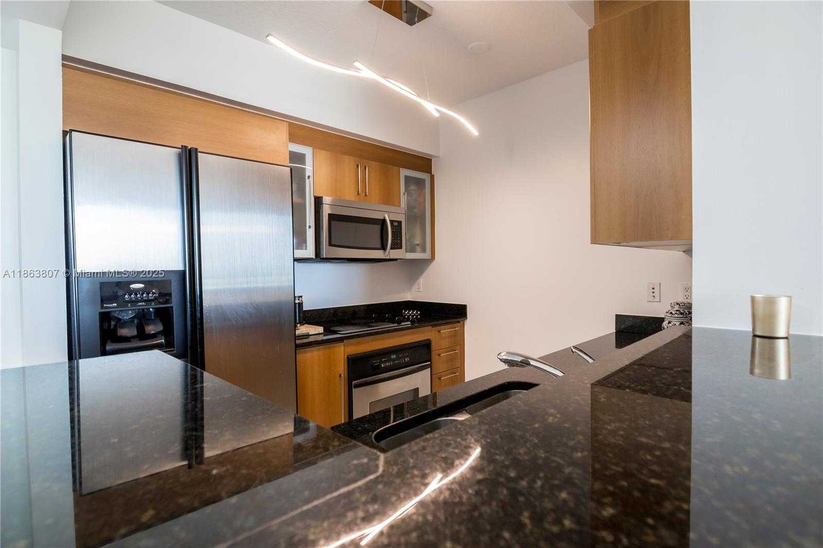 Small Image of 325 Biscayne Blvd, Miami, FL 33131, USA Number 7