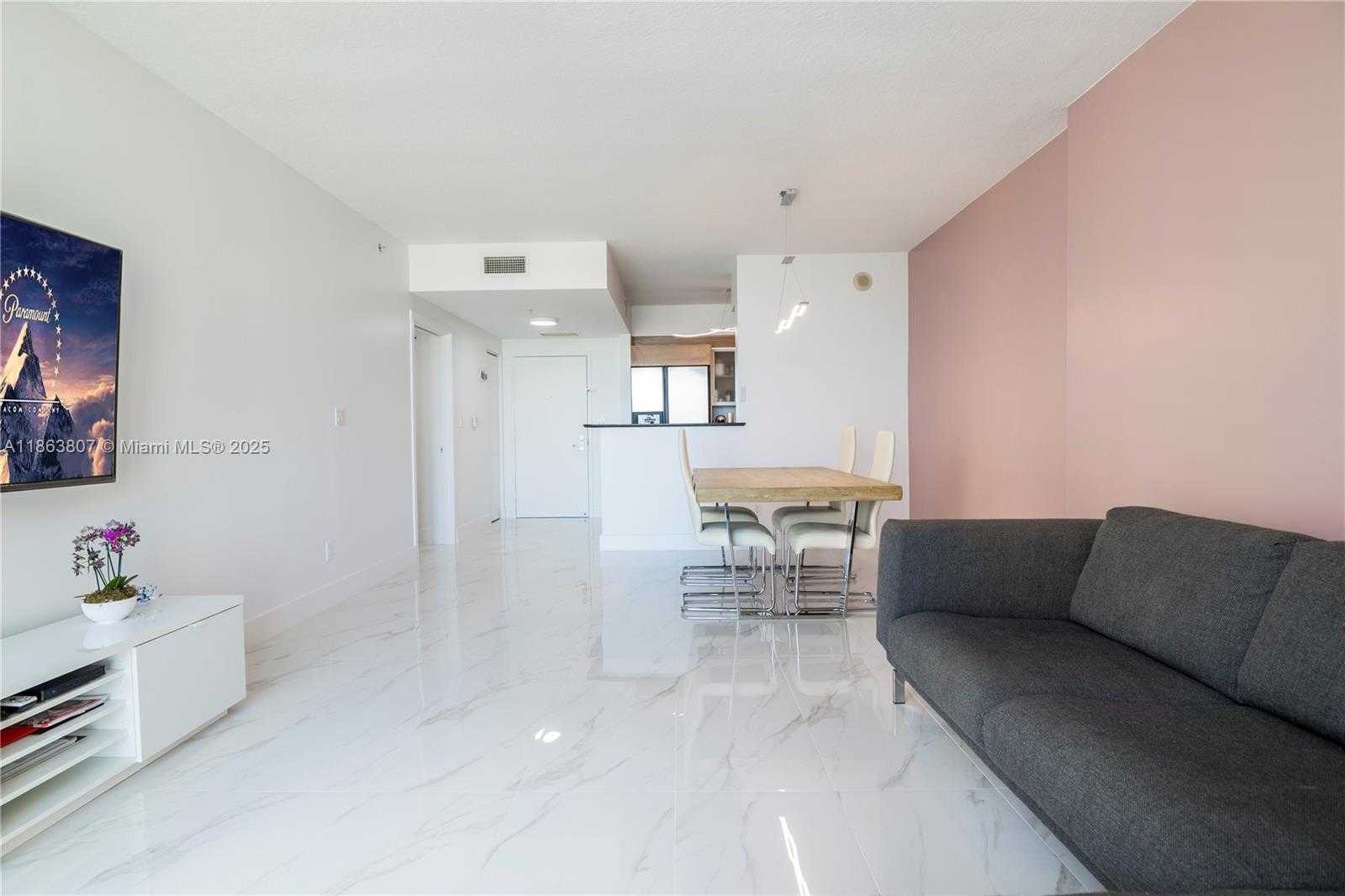 Small Image of 325 Biscayne Blvd, Miami, FL 33131, USA Number 8
