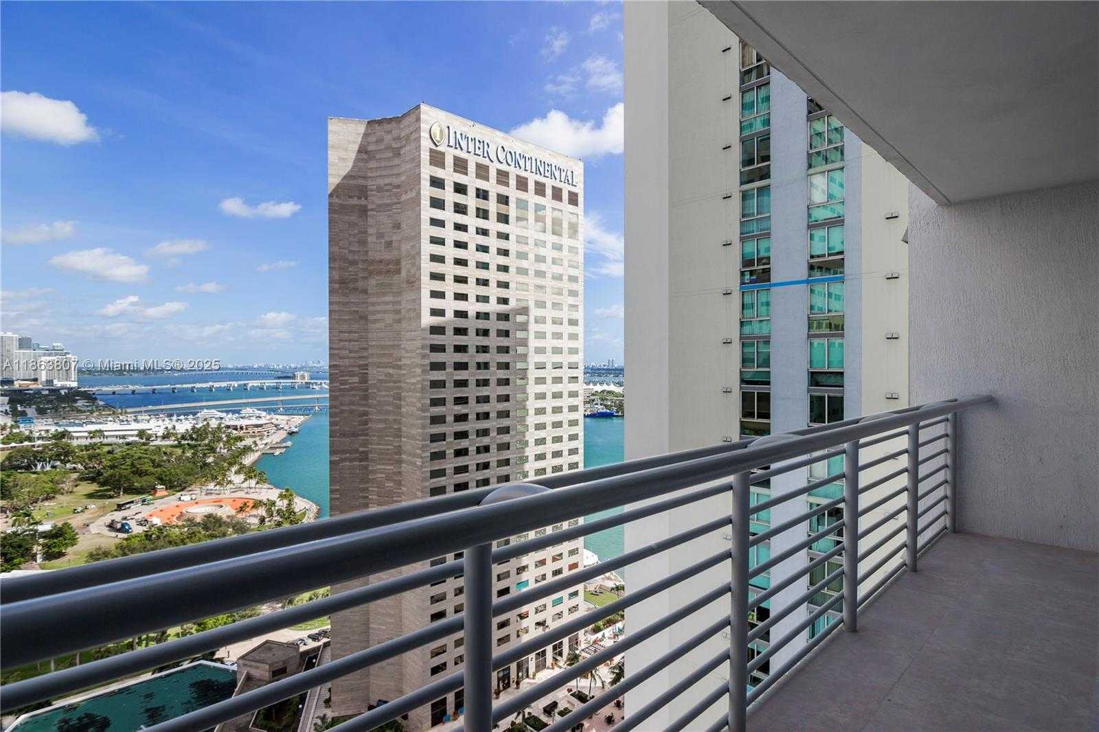 Small Image of 325 Biscayne Blvd, Miami, FL 33131, USA Number 9