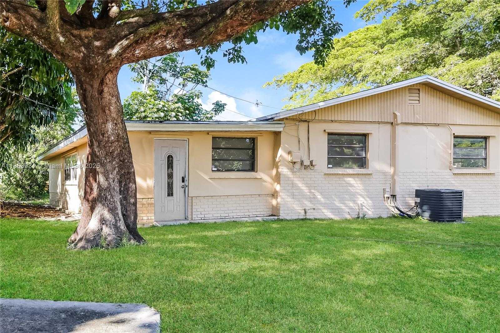 Small Image of 5801 ROYAL PALM BLVD #1, Margate Number 16