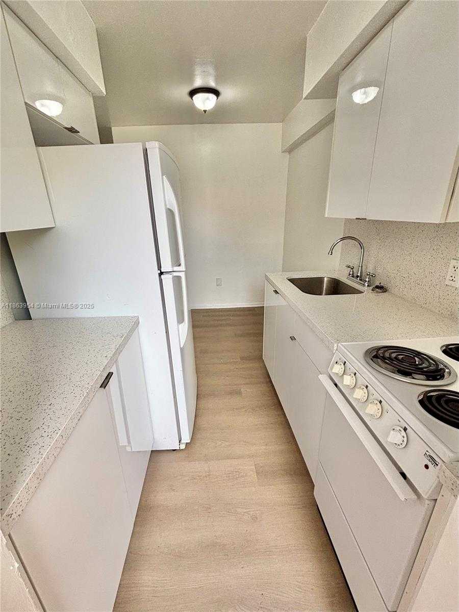 Small Image of 36 MAJORCA AVE #5, Coral Gables Number 2