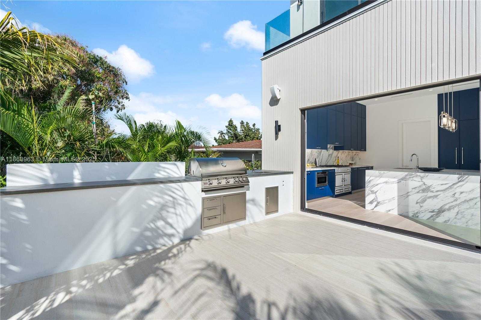 Small Image of 9132 DICKENS AVE, Surfside Number 33